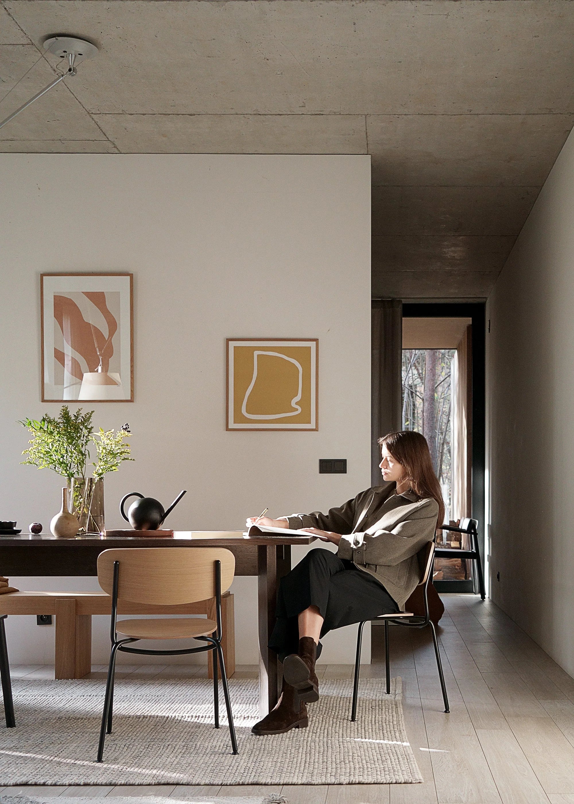 Stuhl SPLOT aus Eichenholz mit schwarzem Gestell