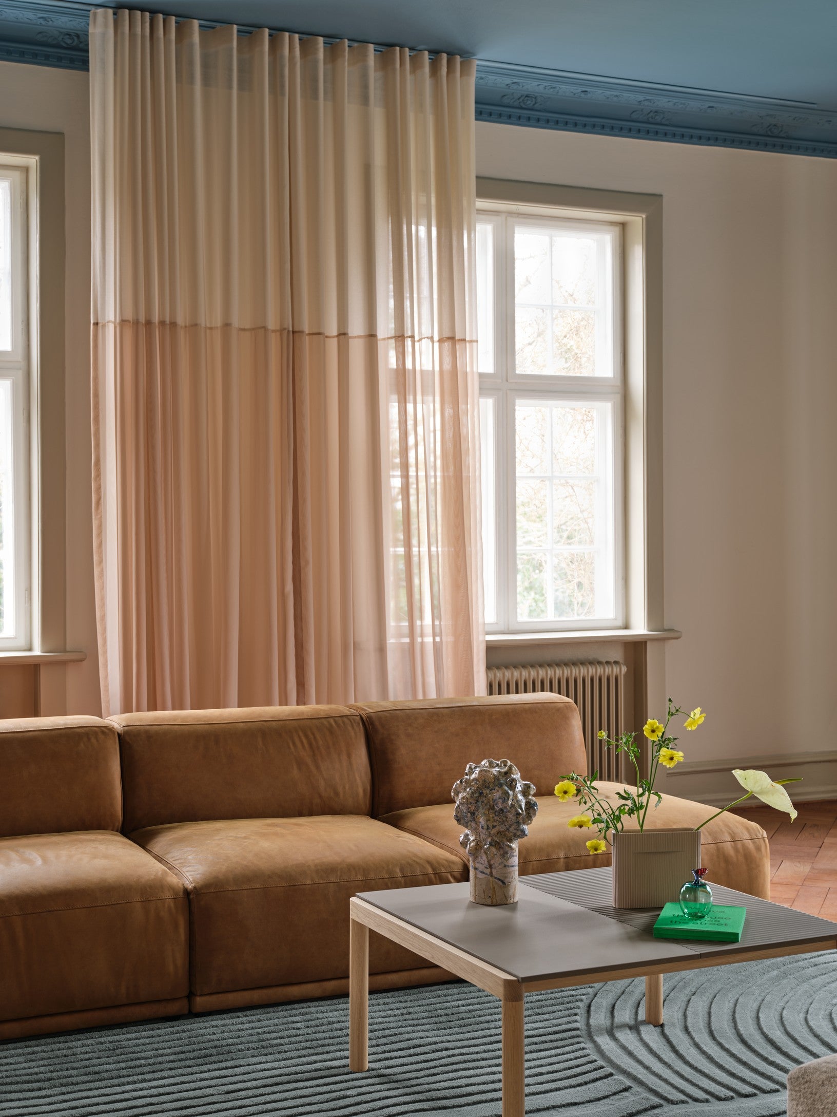 Couchtisch COUPLE taupe mit Eichenbasis