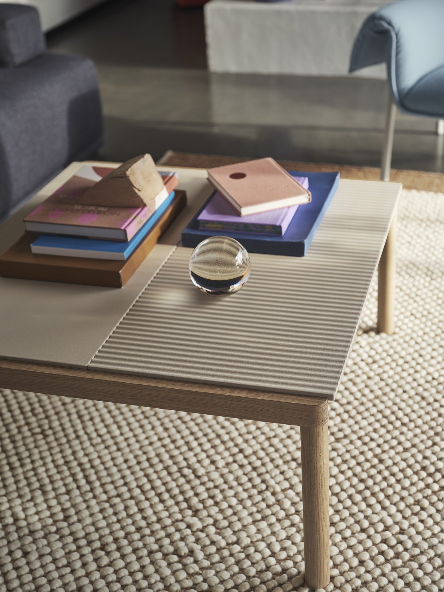 Couchtisch COUPLE sandfarben mit Eichenbasis