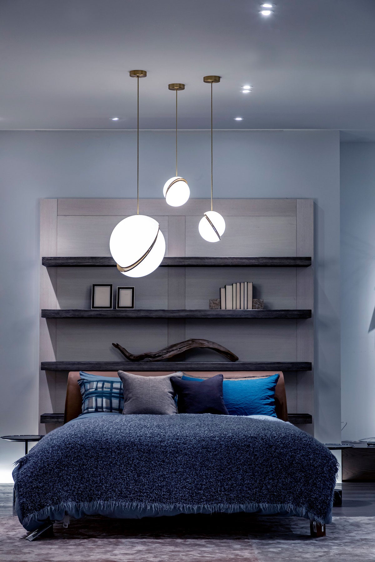 Lampa wisząca CRESCENT opalowy klosz z mosiądzem