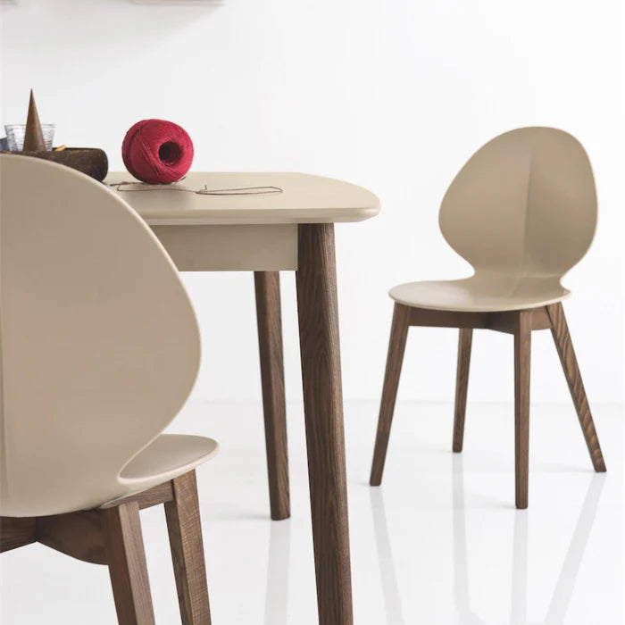 Stuhl BASIL mit grauem Sitz und dunklem Holzgestell