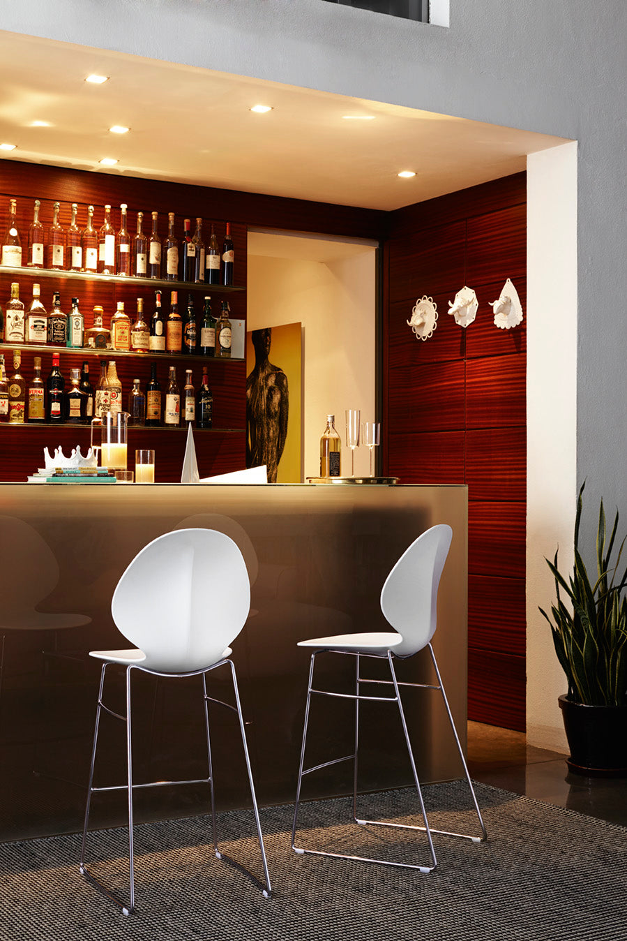 Barhocker BASIL mit blauem Sitz und verchromtem Metallgestell