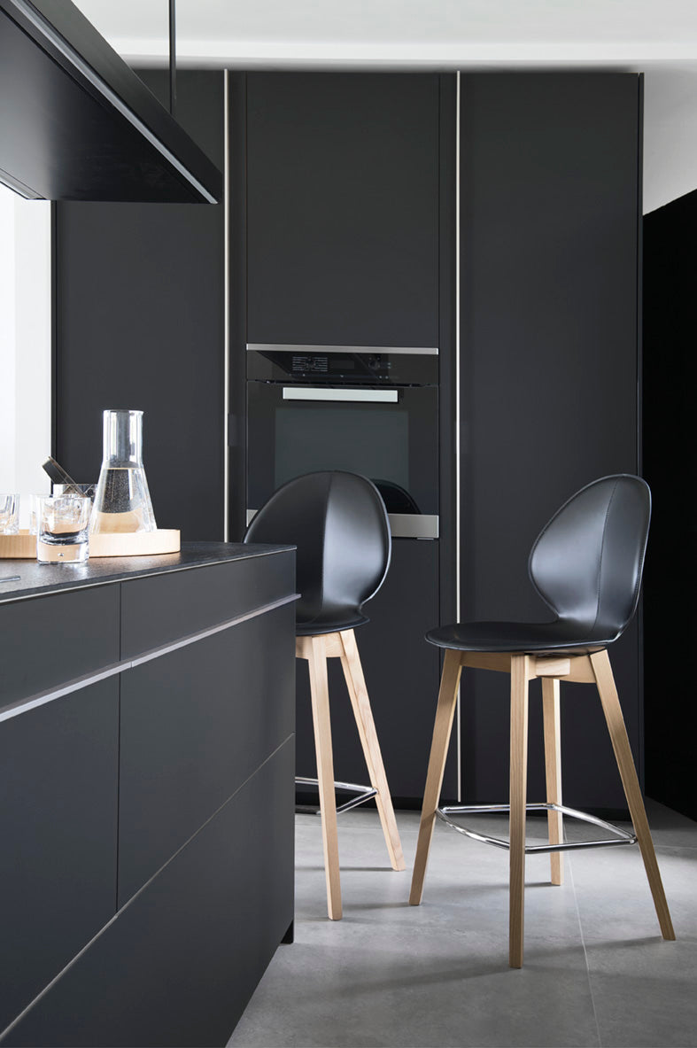 Barhocker BASIL mit grauem Sitz und dunklem Holzgestell