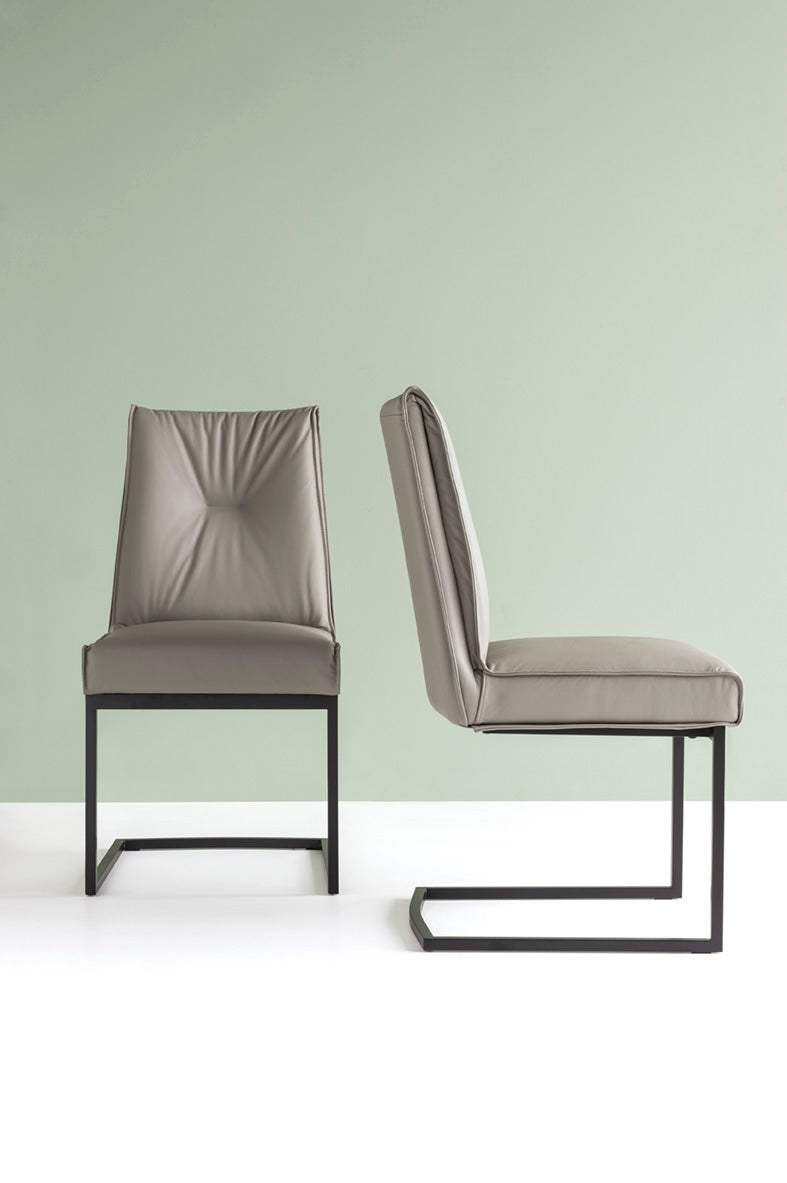 Stuhl ROMY mit cremefarbenem Sitz und schwarzem Gestell