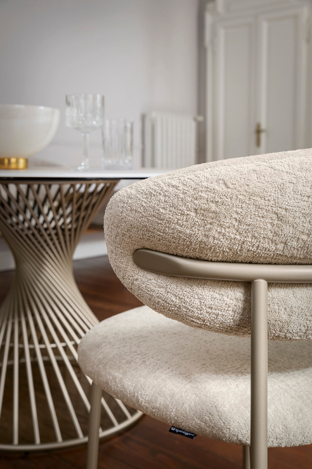 Round Table VORTEX white top with brown base