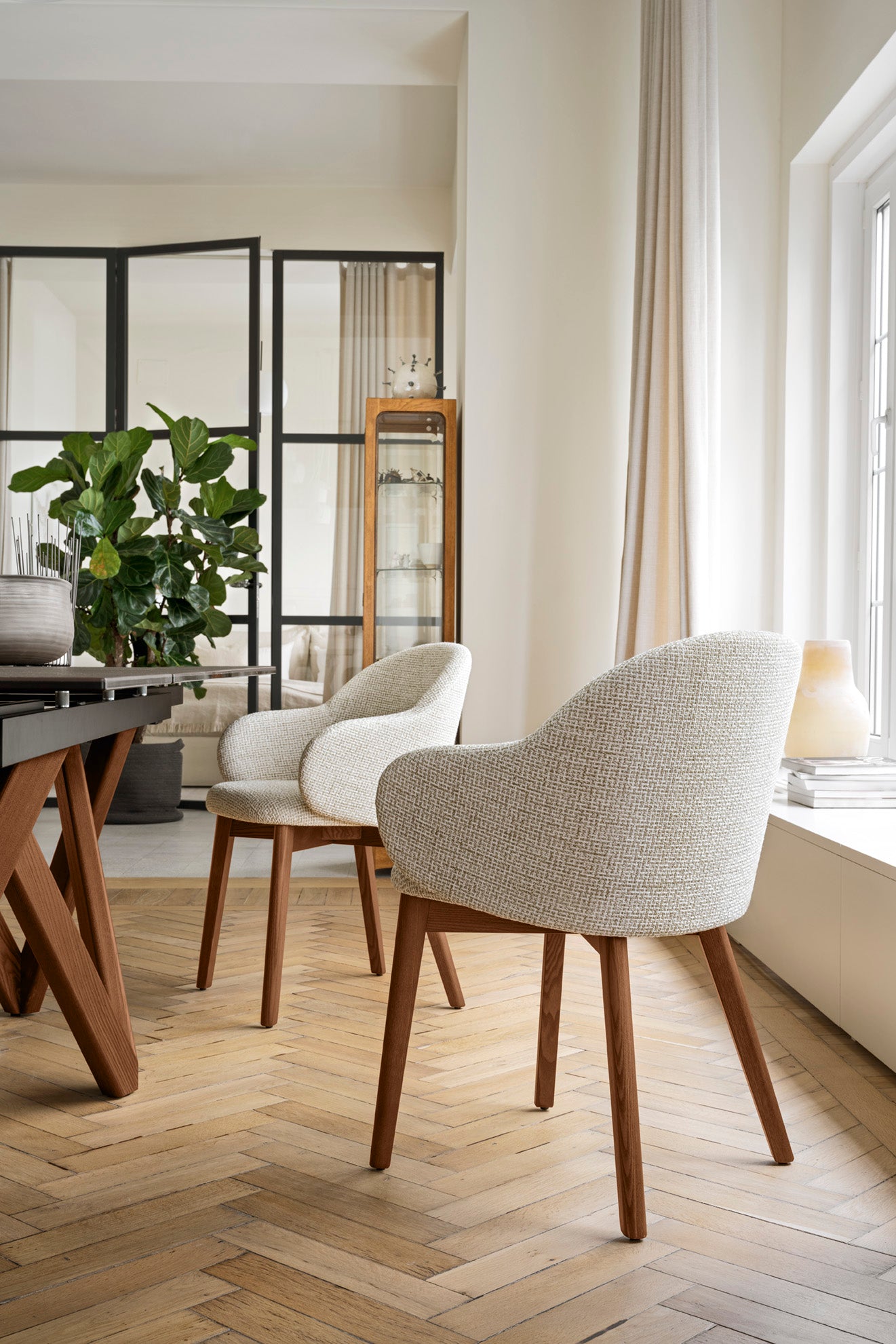 Sessel mit Armlehnen HOLLY FAB gepolstert mit Nussbaumfuß