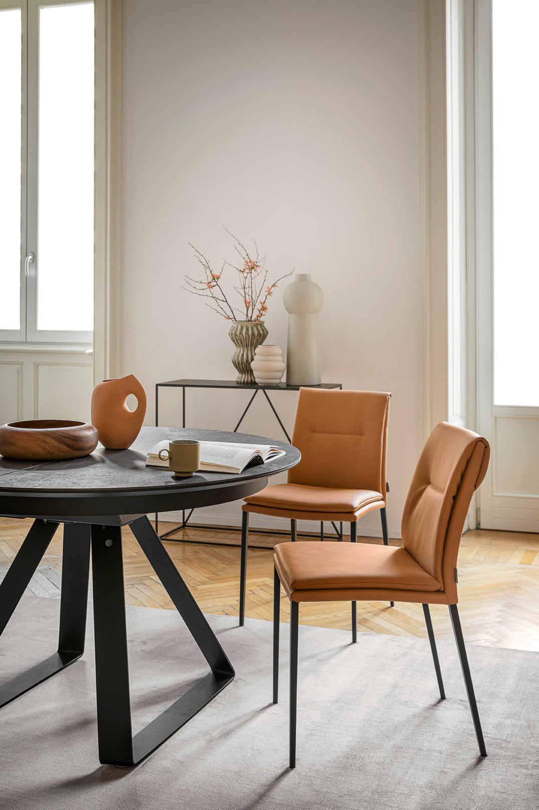 Sessel CARMEN LARGE gepolstert mit braunem Gestell