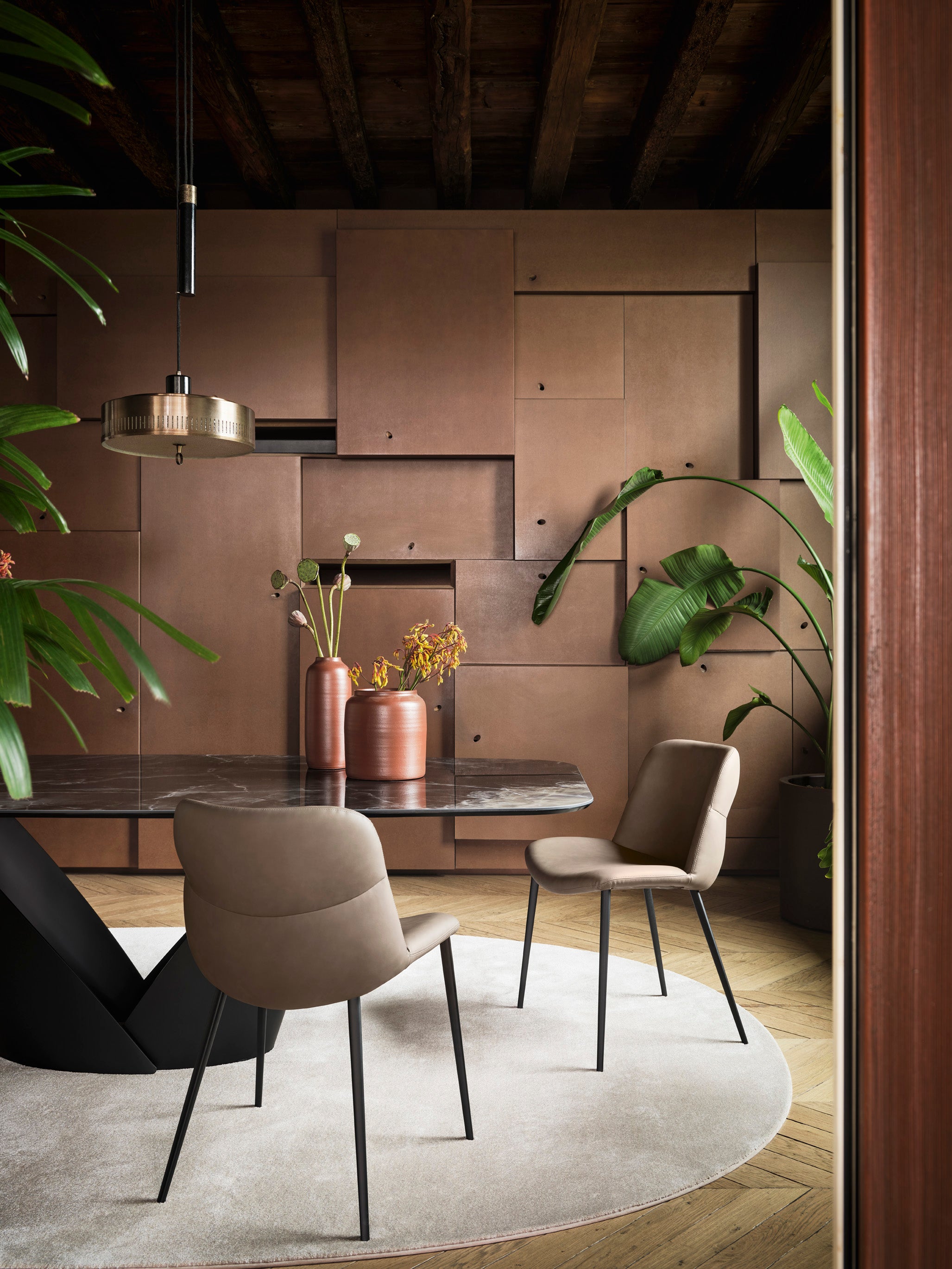 Upholstered ONDA chair with a brown base