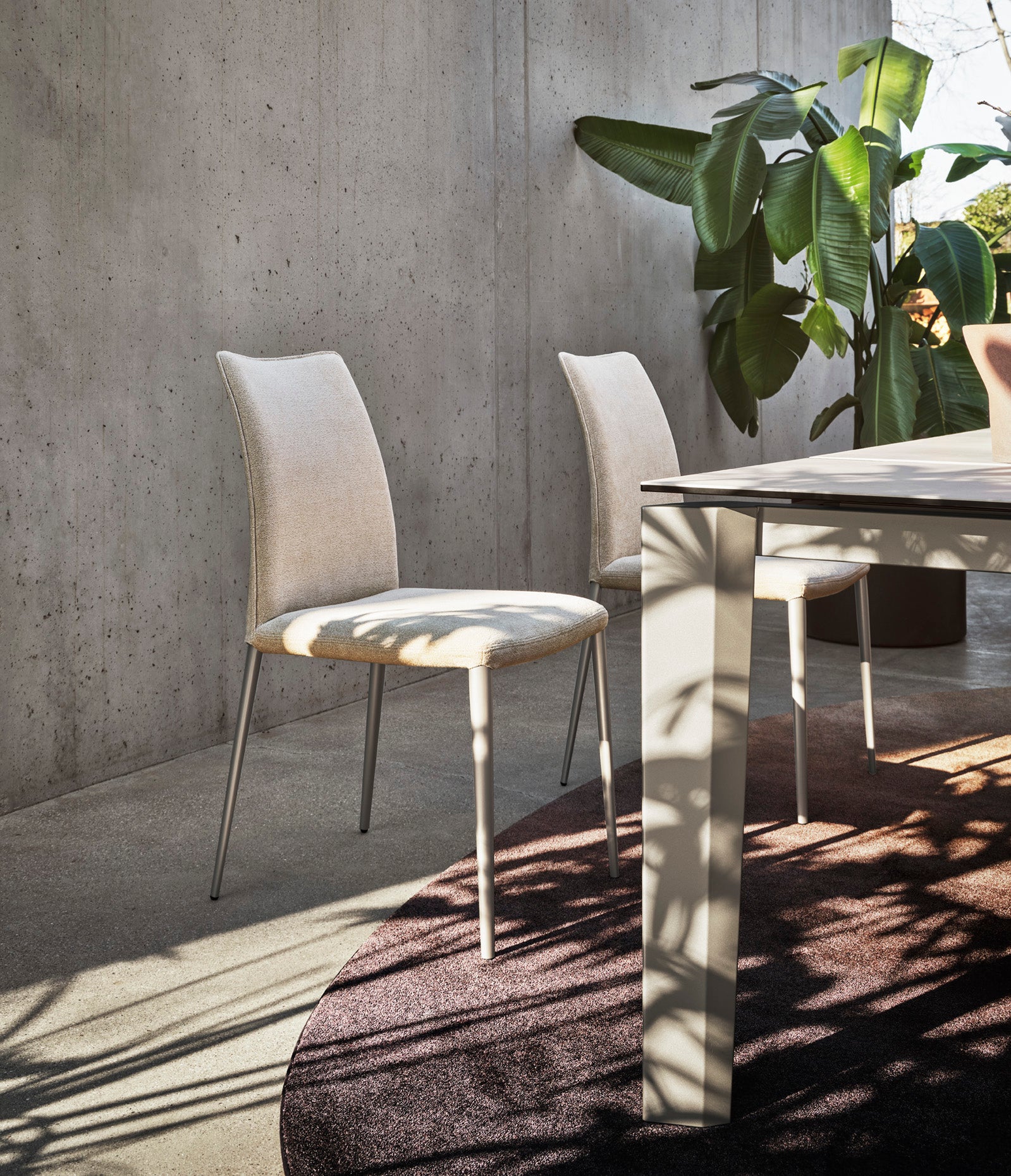 Expandable Table DELTA with Gray Top and Graphite Base