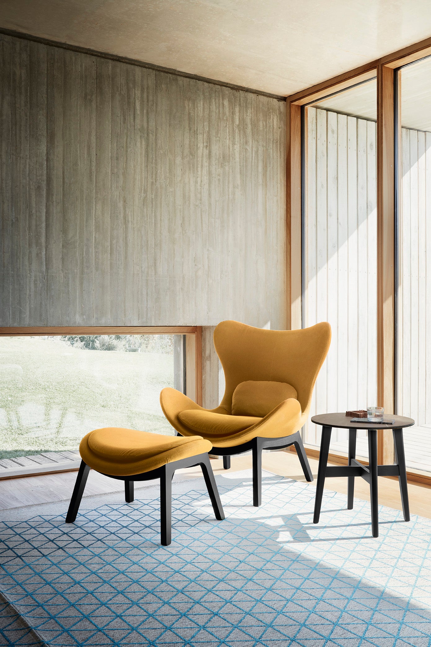 Polsterhocker LAZY mit schwarzem Holzgestell