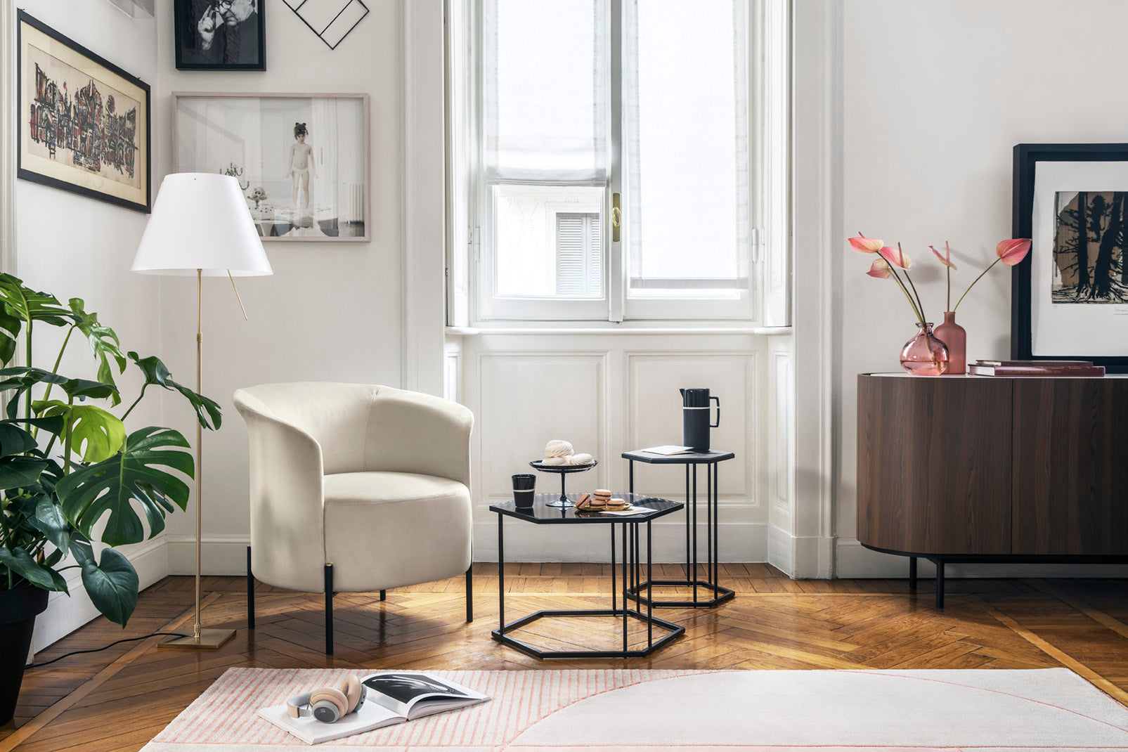 RENDEZ VOUS upholstered armchair with black base