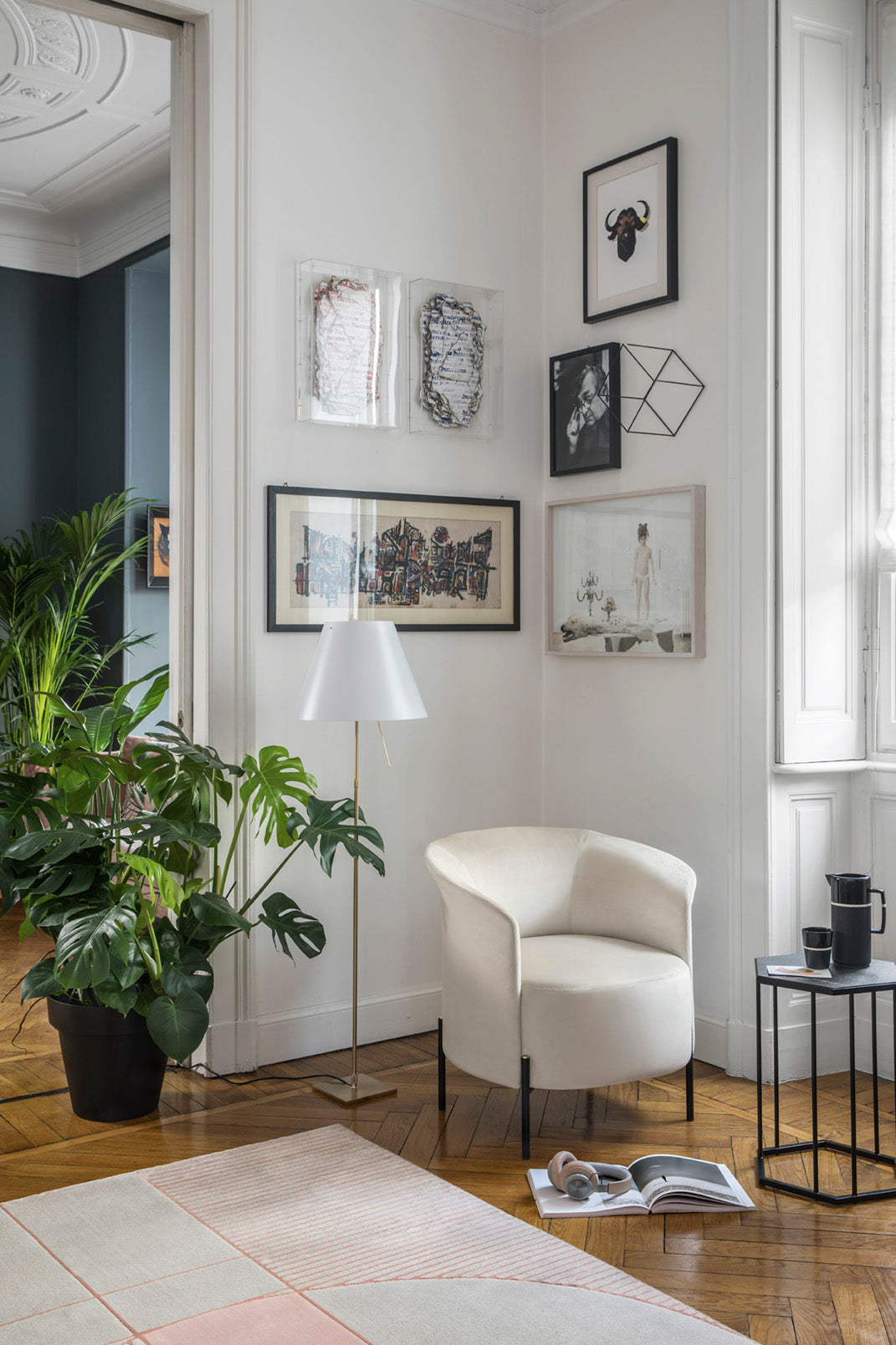 RENDEZ VOUS upholstered armchair with black base