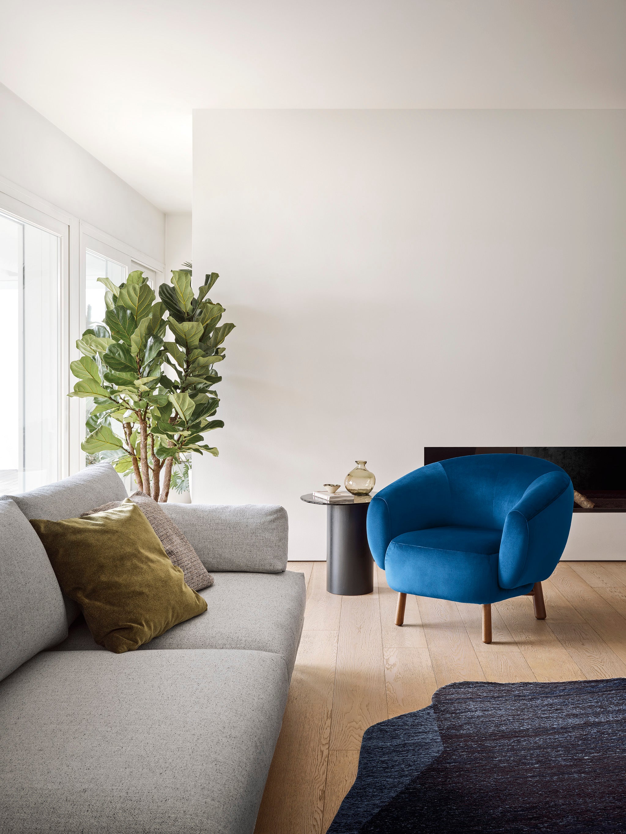 Sessel RIO gepolstert mit dunklem Holzgestell