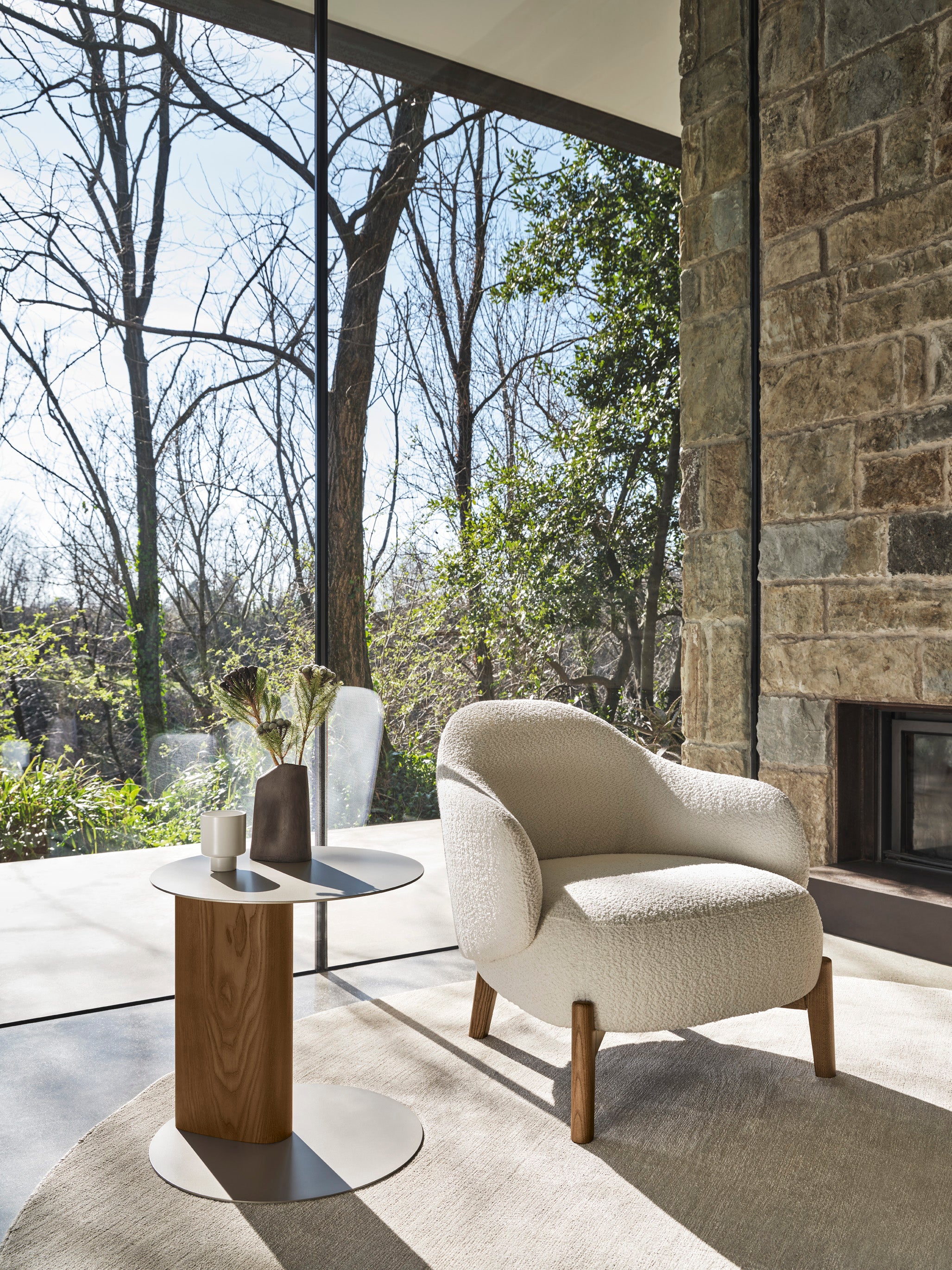 Sessel HOLLY FAB gepolstert mit Nussbaumfuß