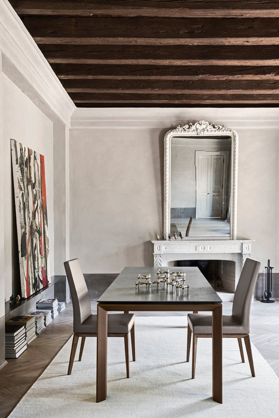 Ausziehbarer Tisch OMNIA mit beigem Tischplatte und Nussbaumfuß