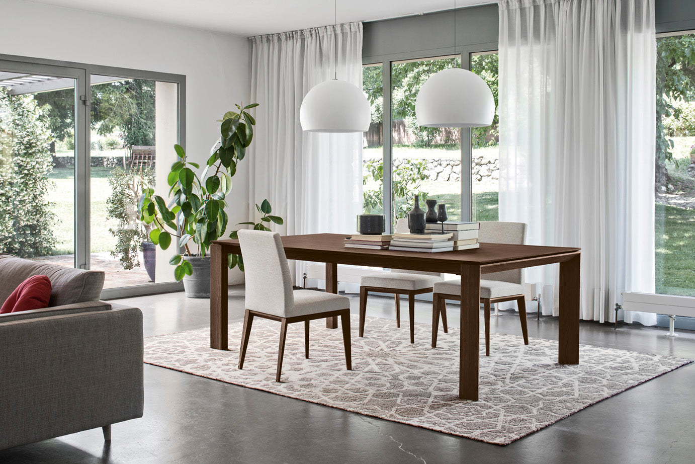 Sessel BESS LOW gepolstert mit dunklem Holzgestell
