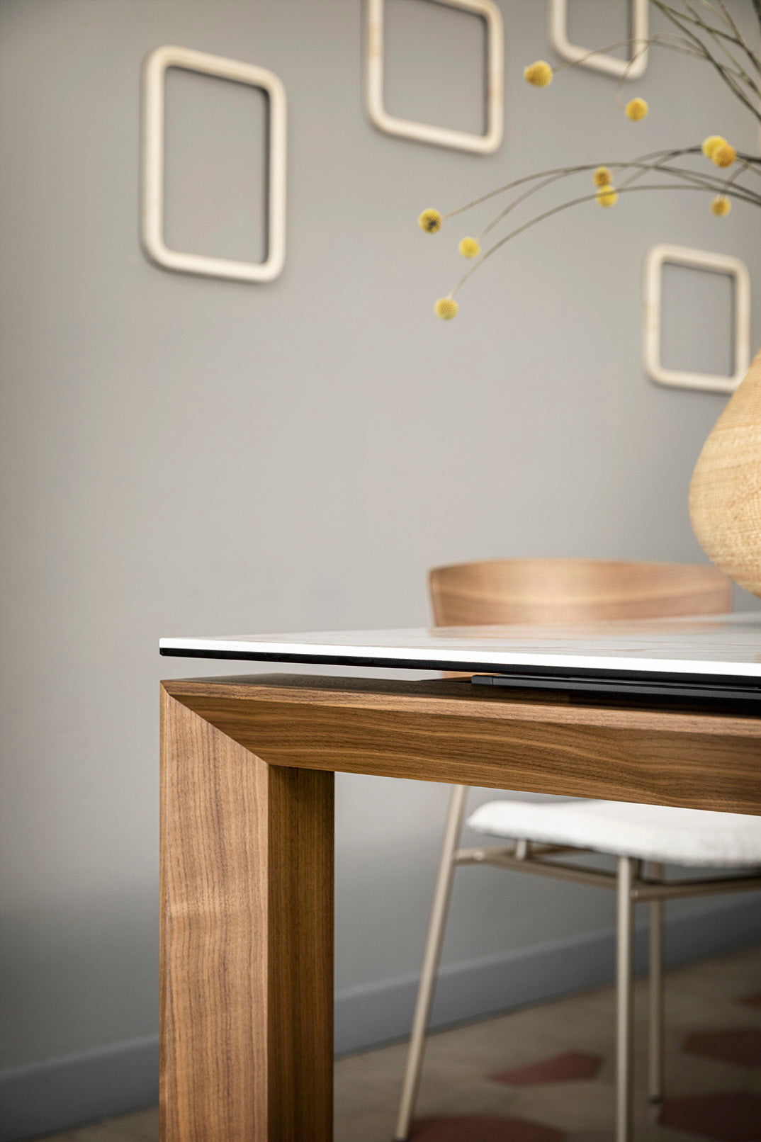 Ausziehbarer Tisch OMNIA mit beigem Tischplatte und Nussbaumfuß