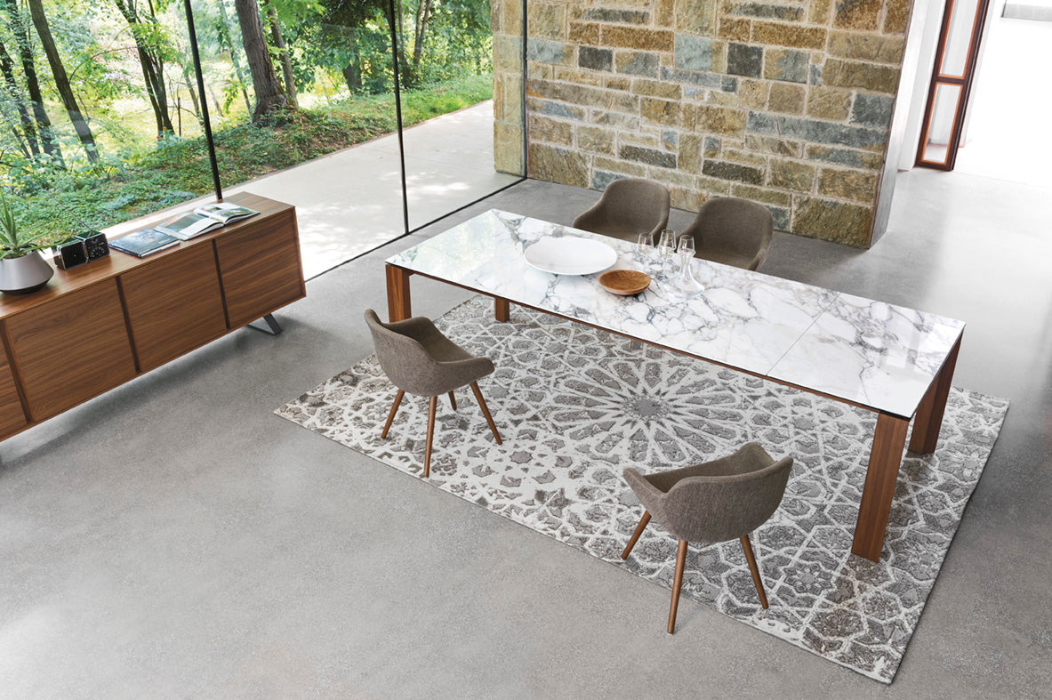 Polsterstuhl IGLOO mit Nussbaumfuß