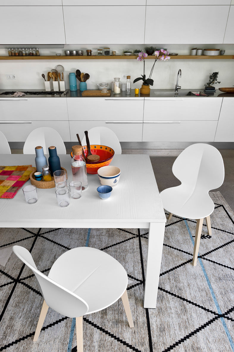 Stuhl BASIL mit weißem Sitz und weißem Holzgestell