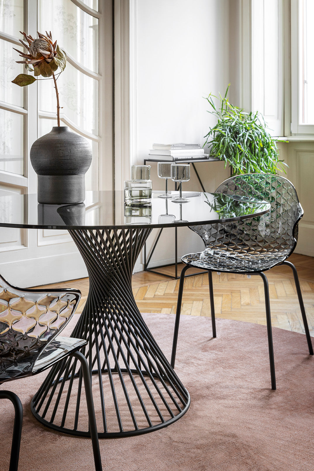 Stuhl SAINT TROPEZ mit transparentem Sitz und goldener Metallbasis