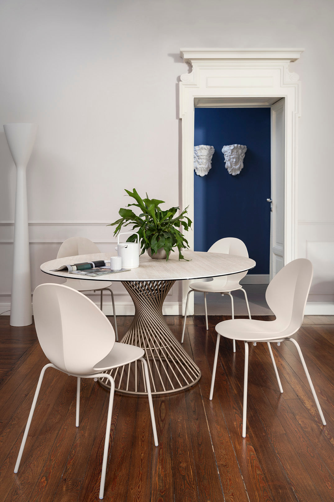 Stuhl BASIL mit grauem Sitz und verchromtem Metallgestell