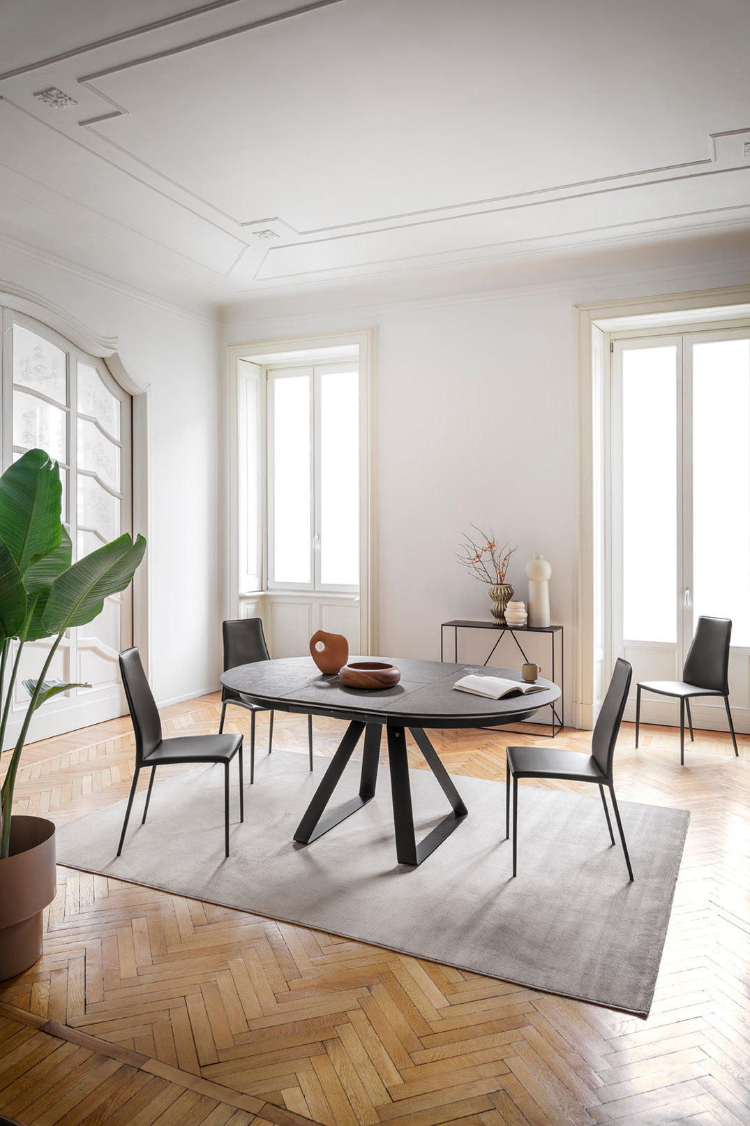 Round extendable table ATLANTE gray top with black base