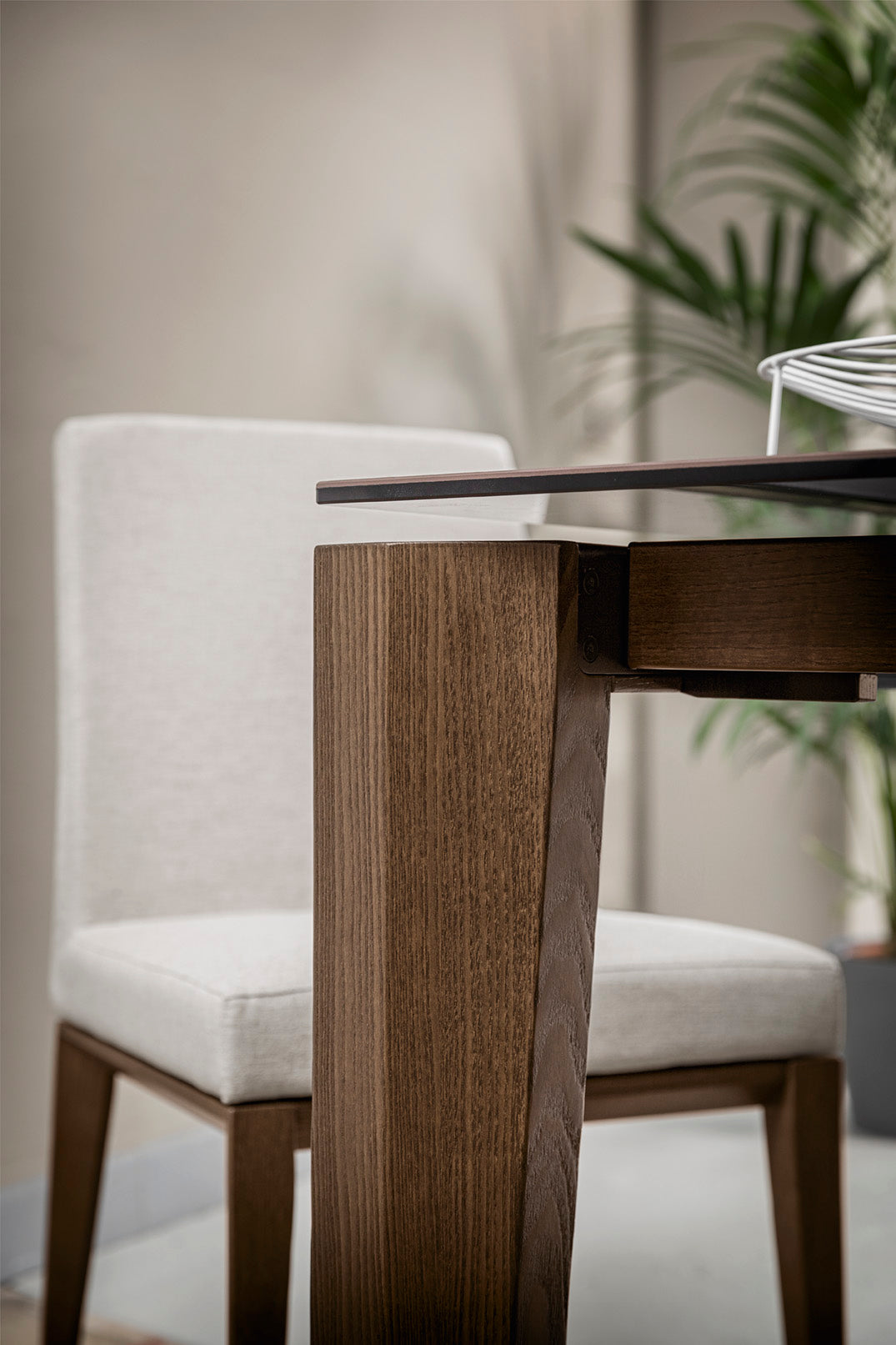 Sessel BESS LOW gepolstert mit dunklem Holzgestell