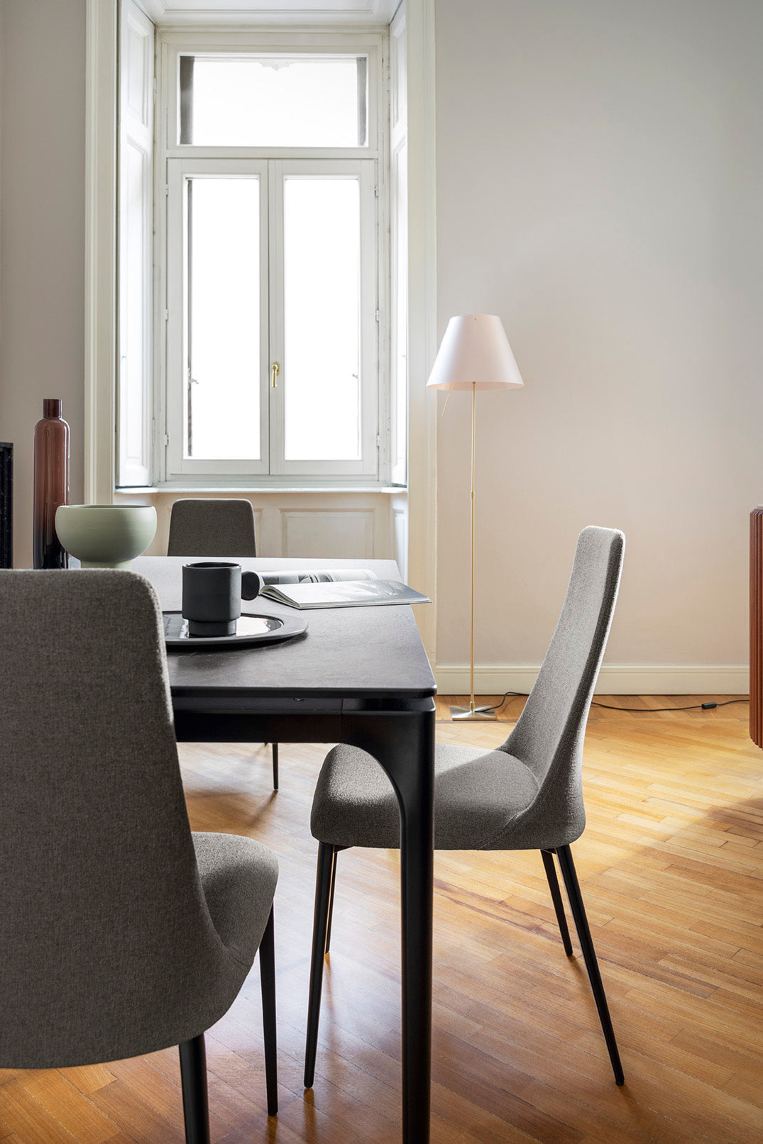 ETOILE upholstered chair with a black metal base