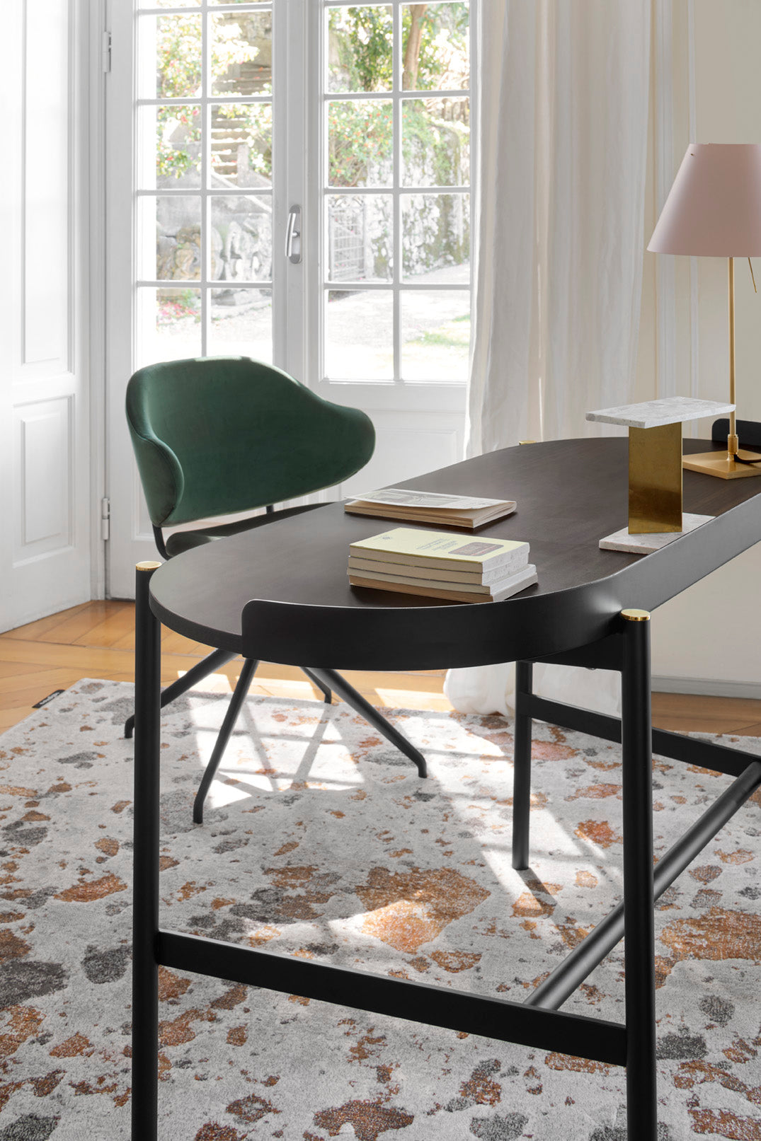 Schreibtisch MADAME mit dunkelbraunem Tischplatte und schwarzem Gestell