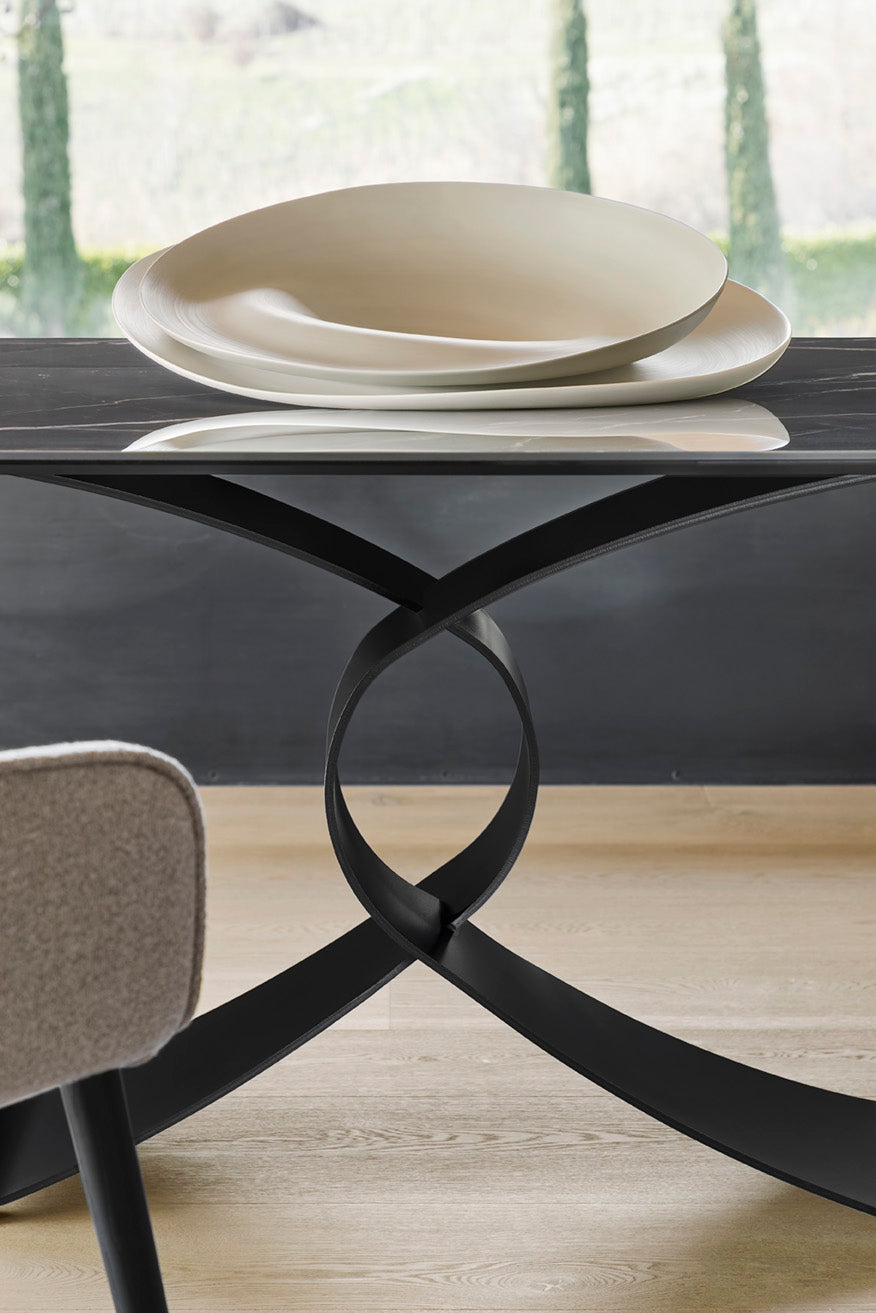Tisch BREEZE mit Glasplatte und schwarzem Gestell