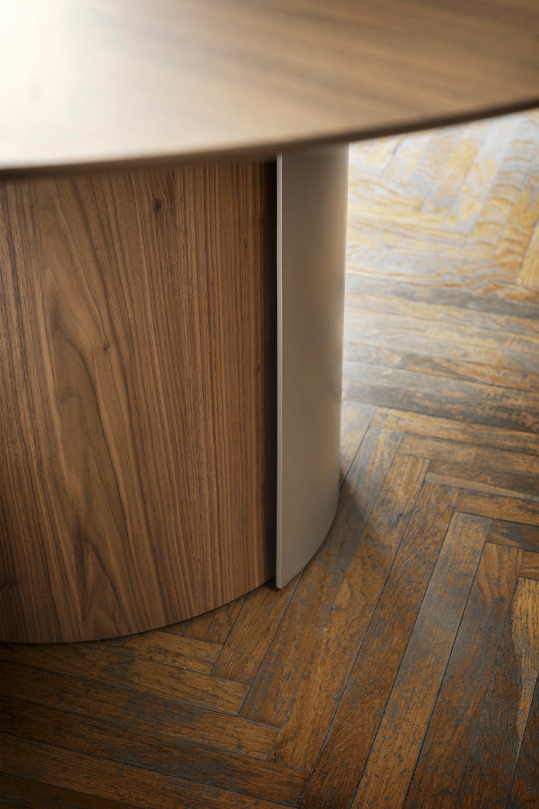 Runder Tisch YOROI aus Nussbaumholz mit cremefarbener Basis