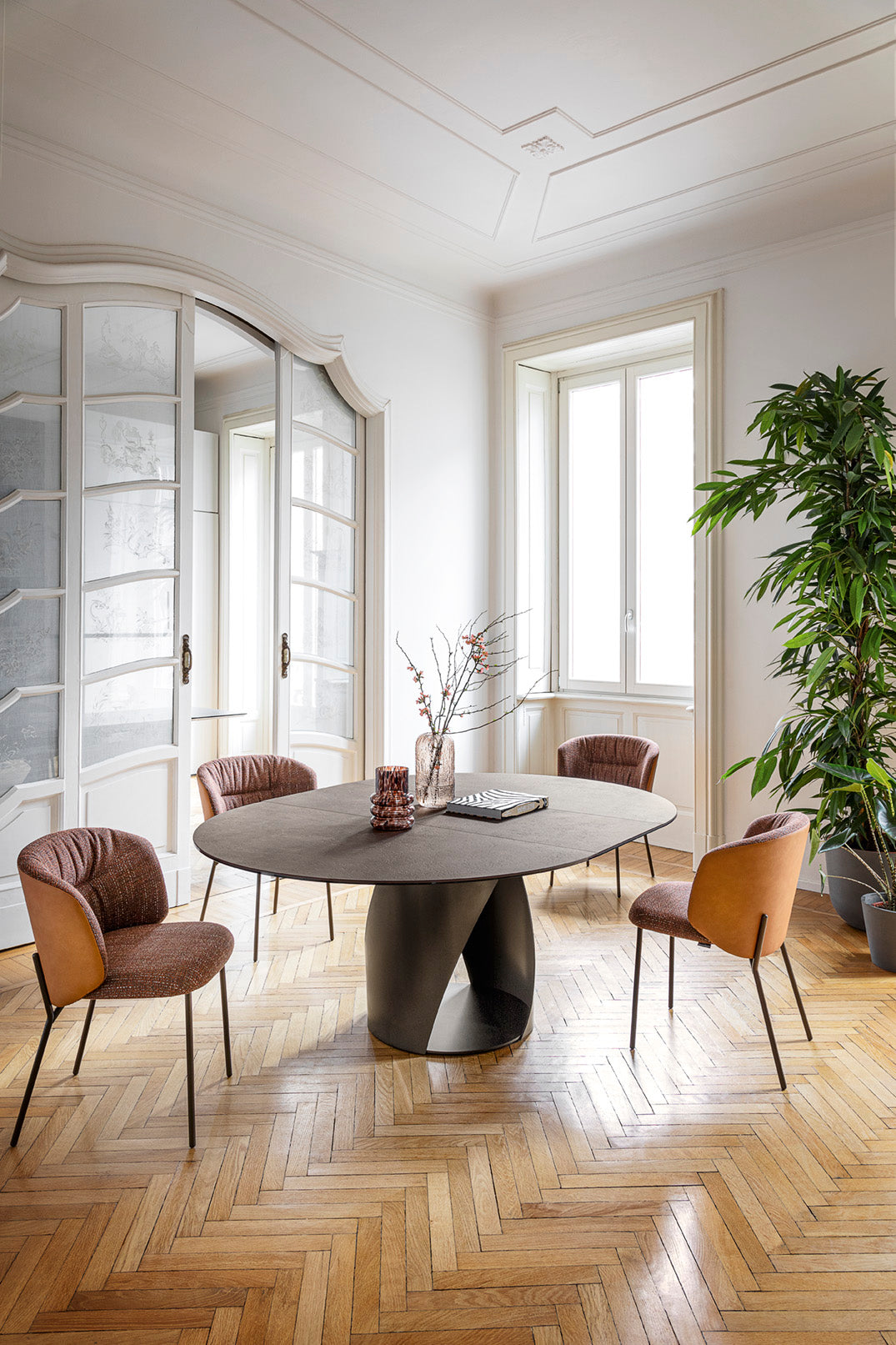 Round extendable table CYCLONE black top with brown base