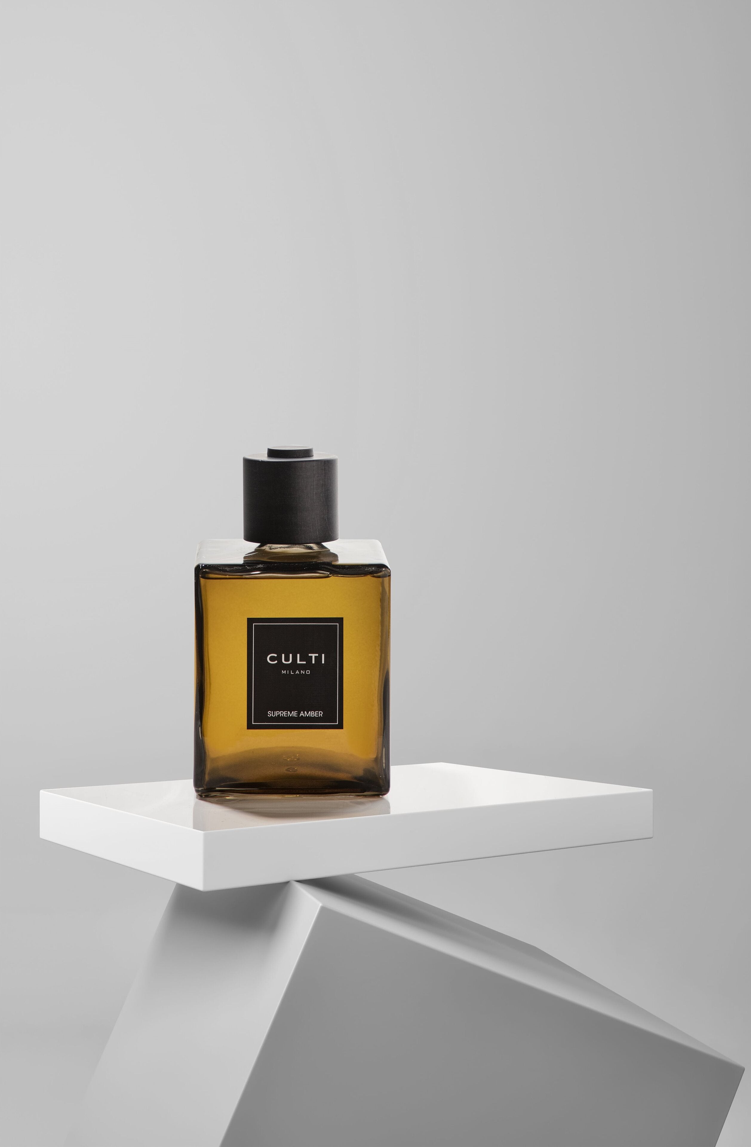 Duftdiffusor DECOR - SLASSIC SUPREME mit Noten von Weihrauch, Chinotto, schwarzer Vanille und Patchouli.