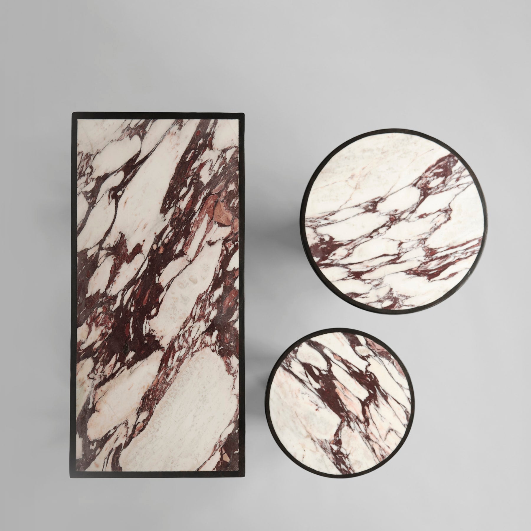 TRUMPET side table in concrete with marble