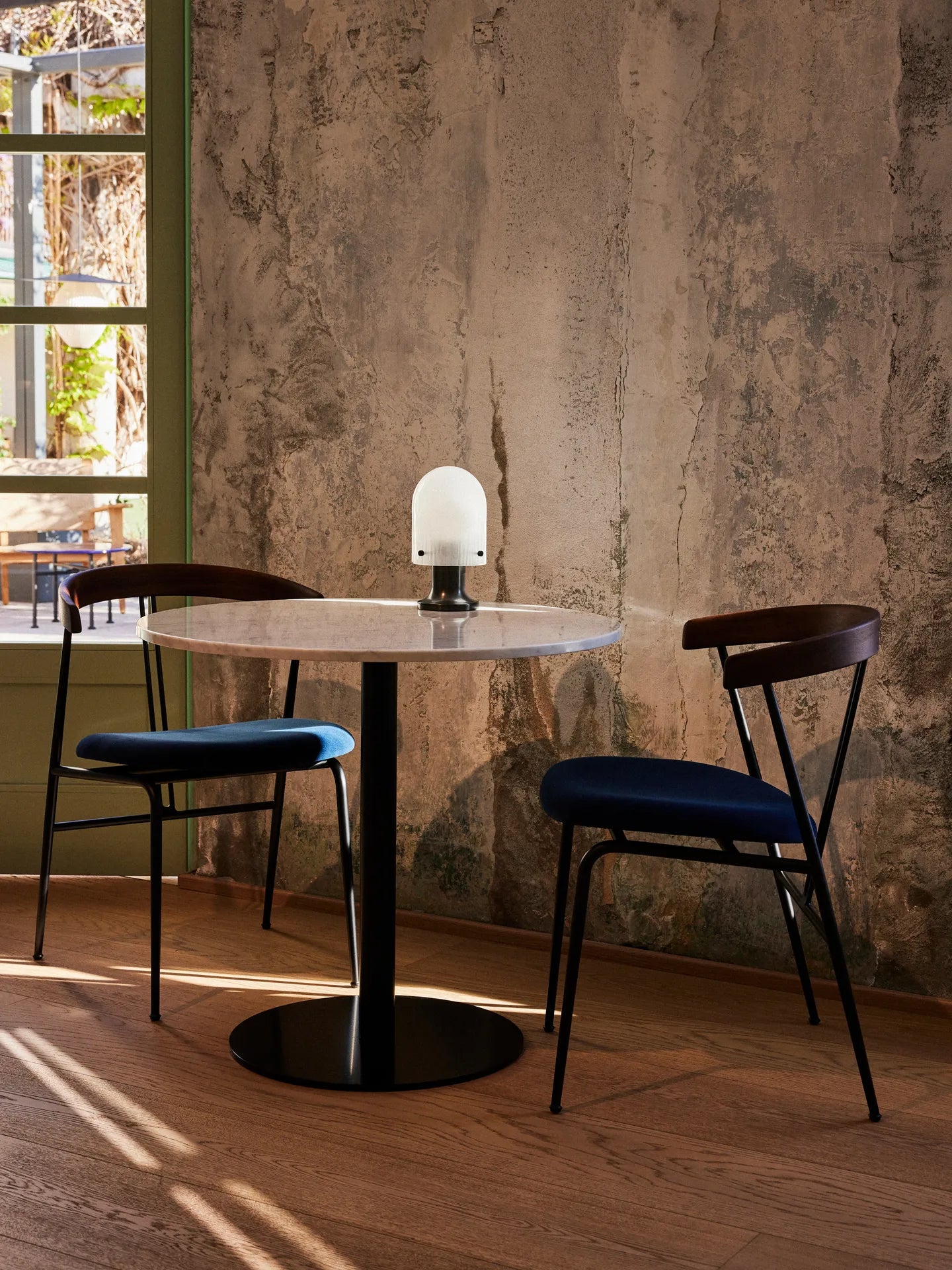 Runder Tisch 1.0 schwarzer Marmor mit schwarzem Fuß