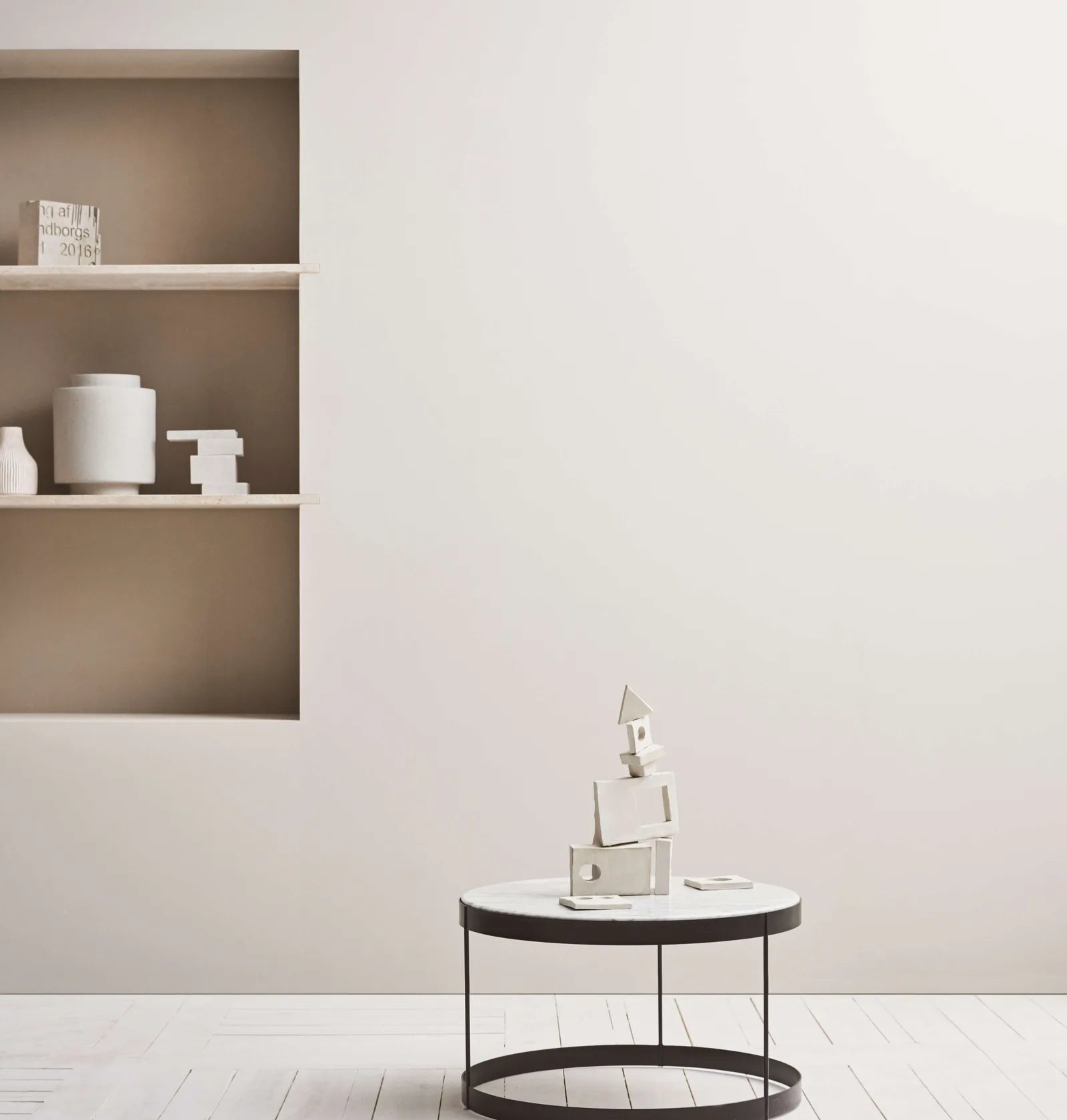 Couchtisch Drum Marmor mit einer schwarzen Basis