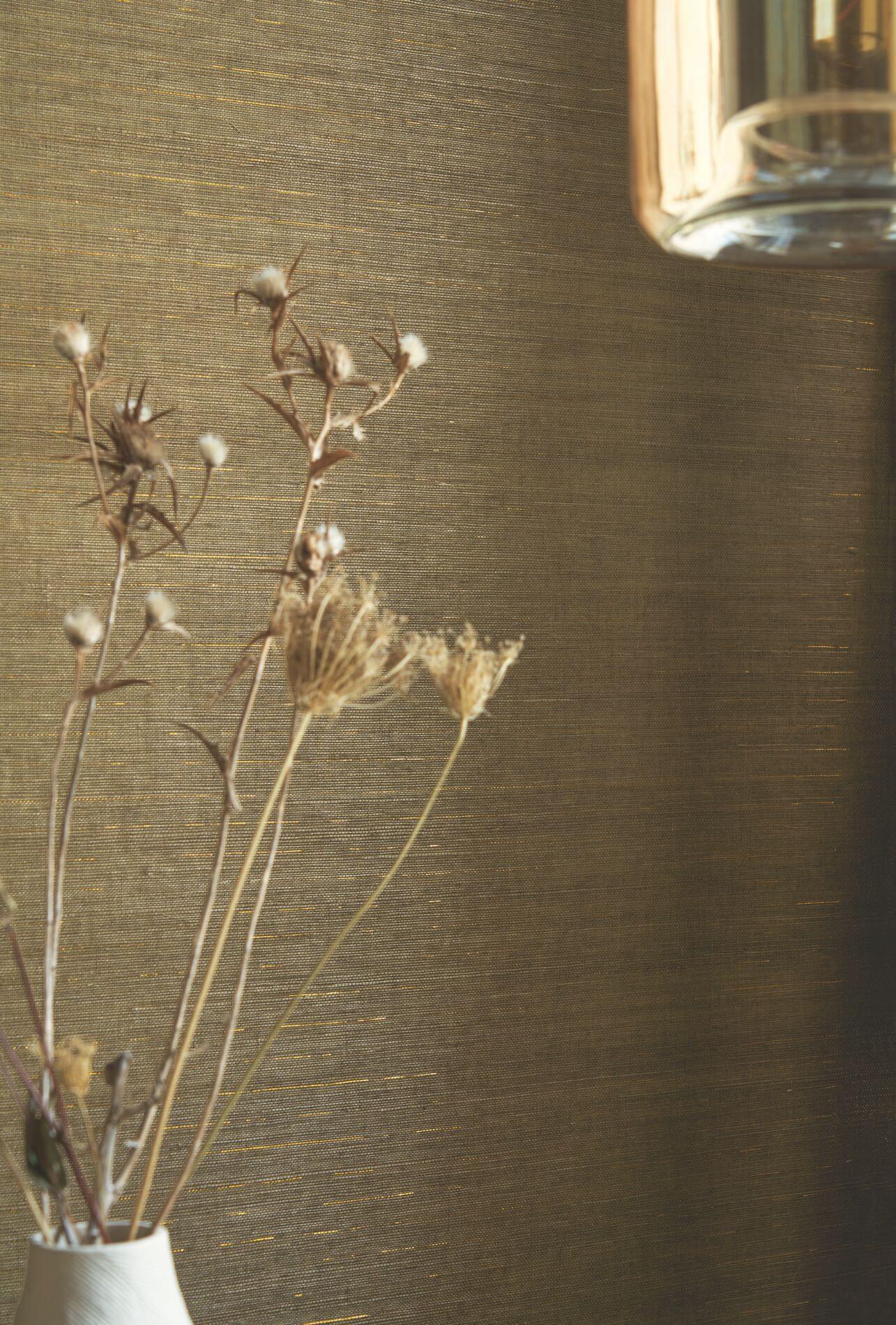 Strukturierte Tapete in natürlicher Agavenblatt-Optik STRIATA - KAKI/OR khaki mit braunem Akzent