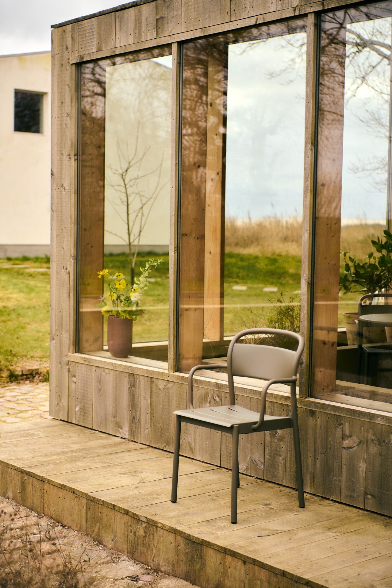 LINEAR taupe outdoor armchair steel