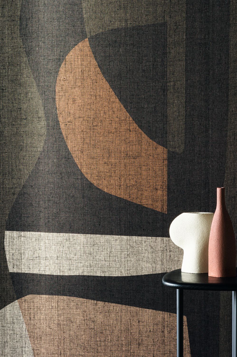 Mural tekstylny z geometrycznym wzorem CONCORDANCE czarny z khaki – Casamance