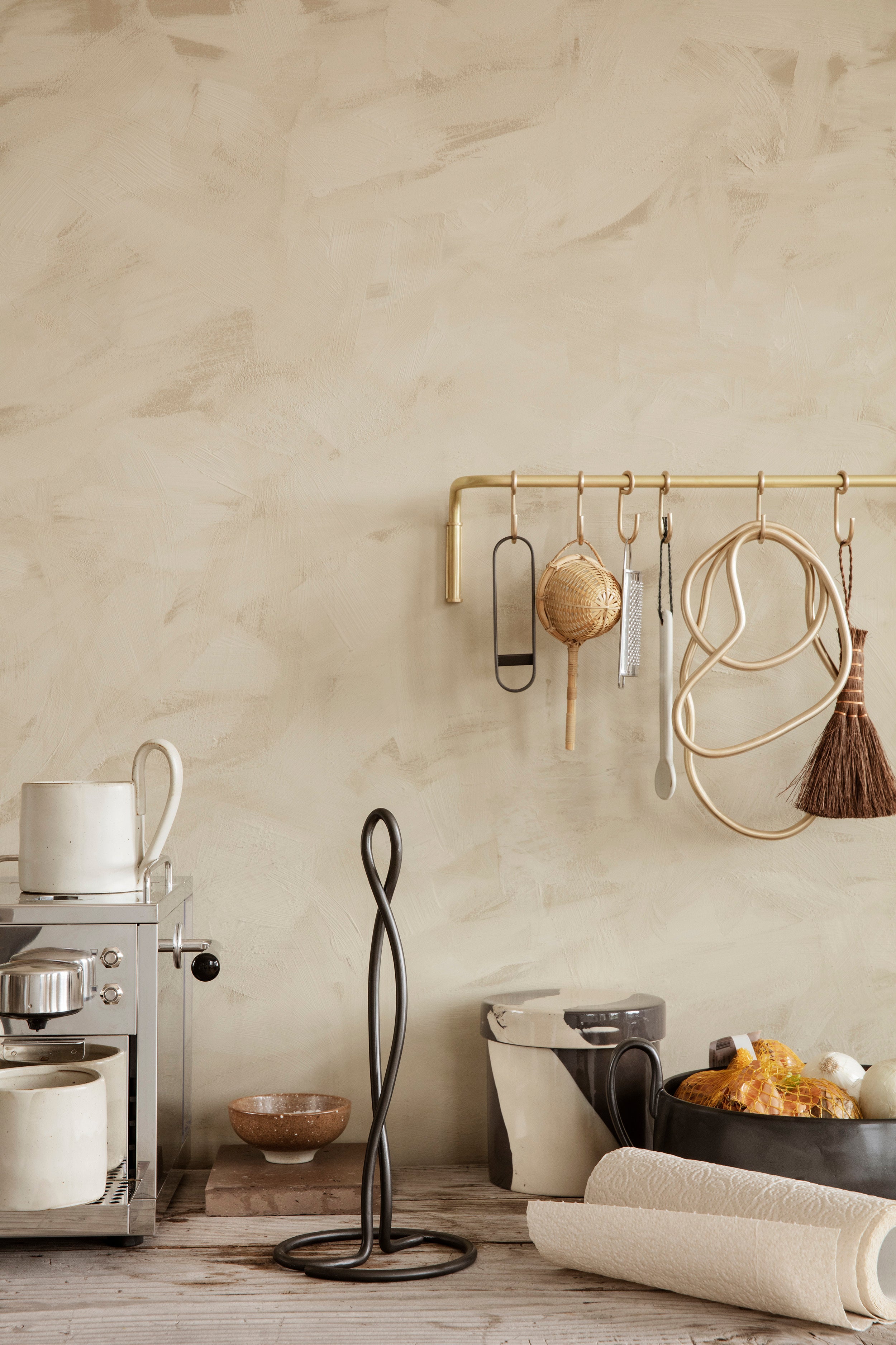 CURVATURE black kitchen towel holder