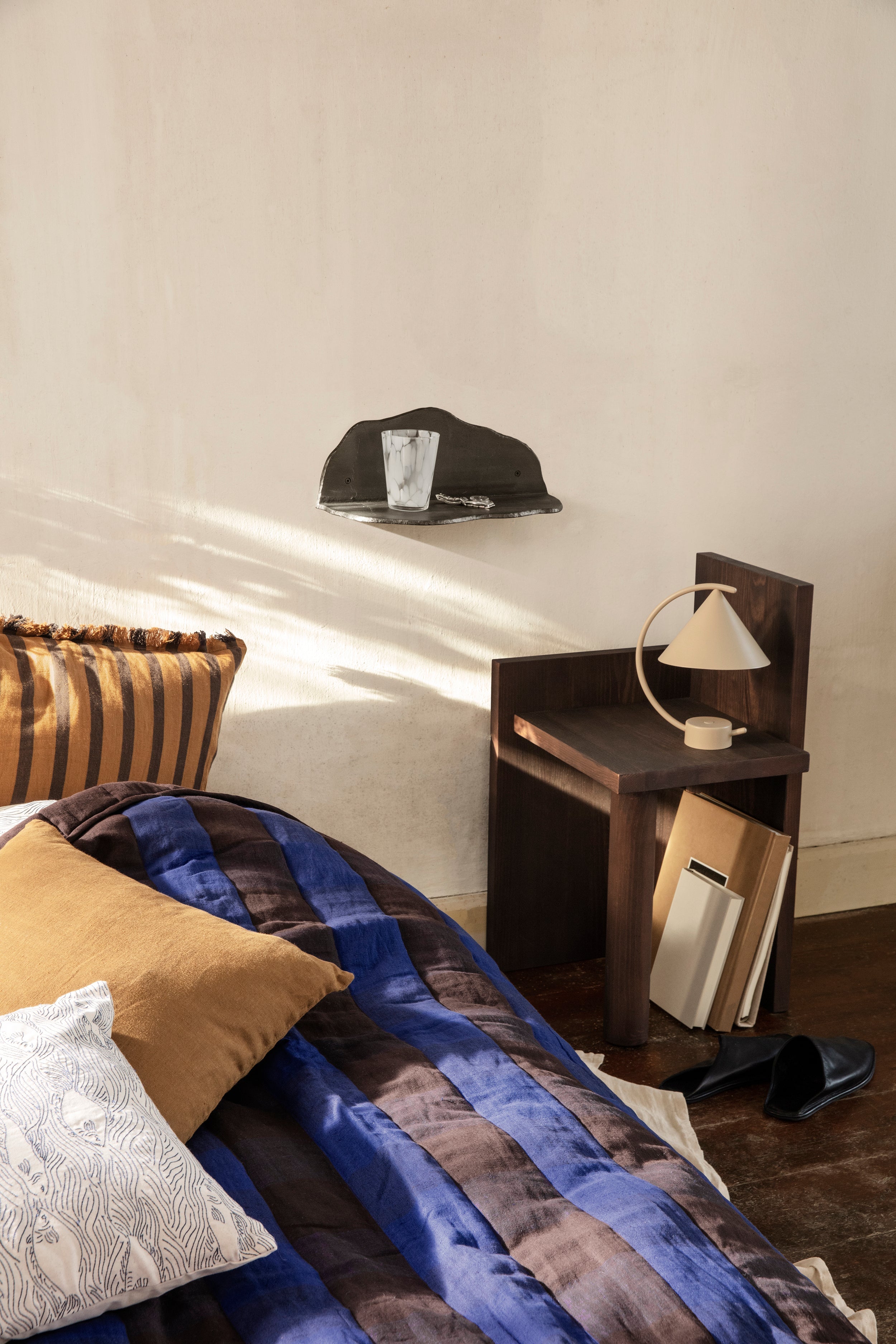 Seitentisch Uta dunkelbraunes Kiefernholz