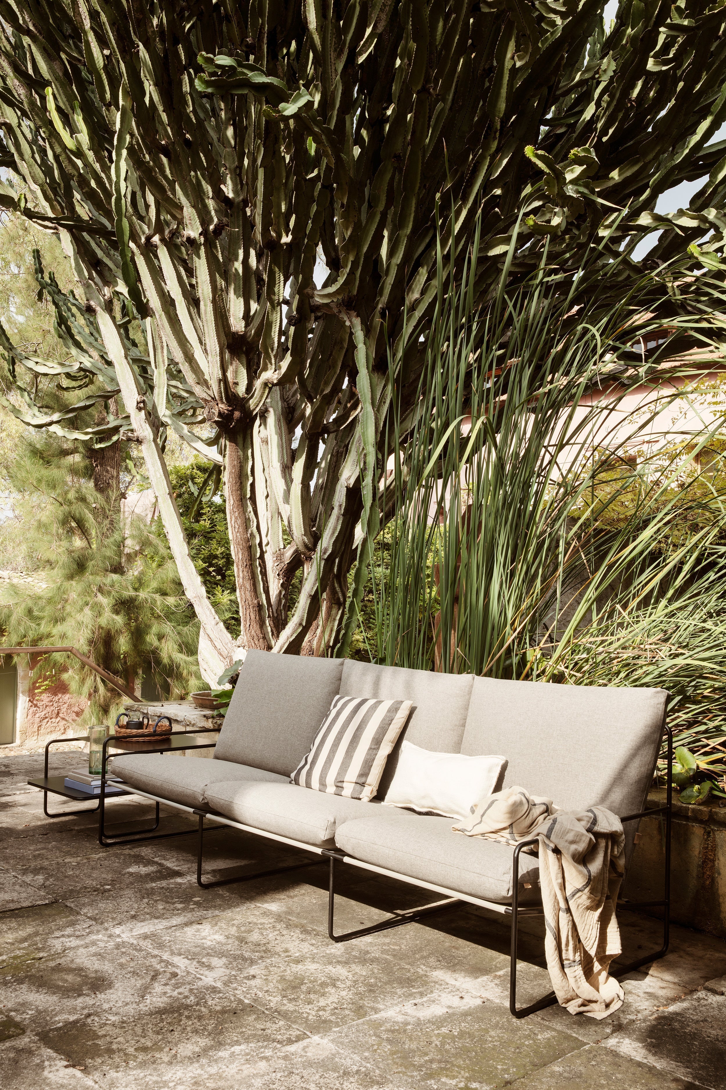 Sofa 3-sitzig für den Außenbereich DESERT beige mit schwarzem Gestell