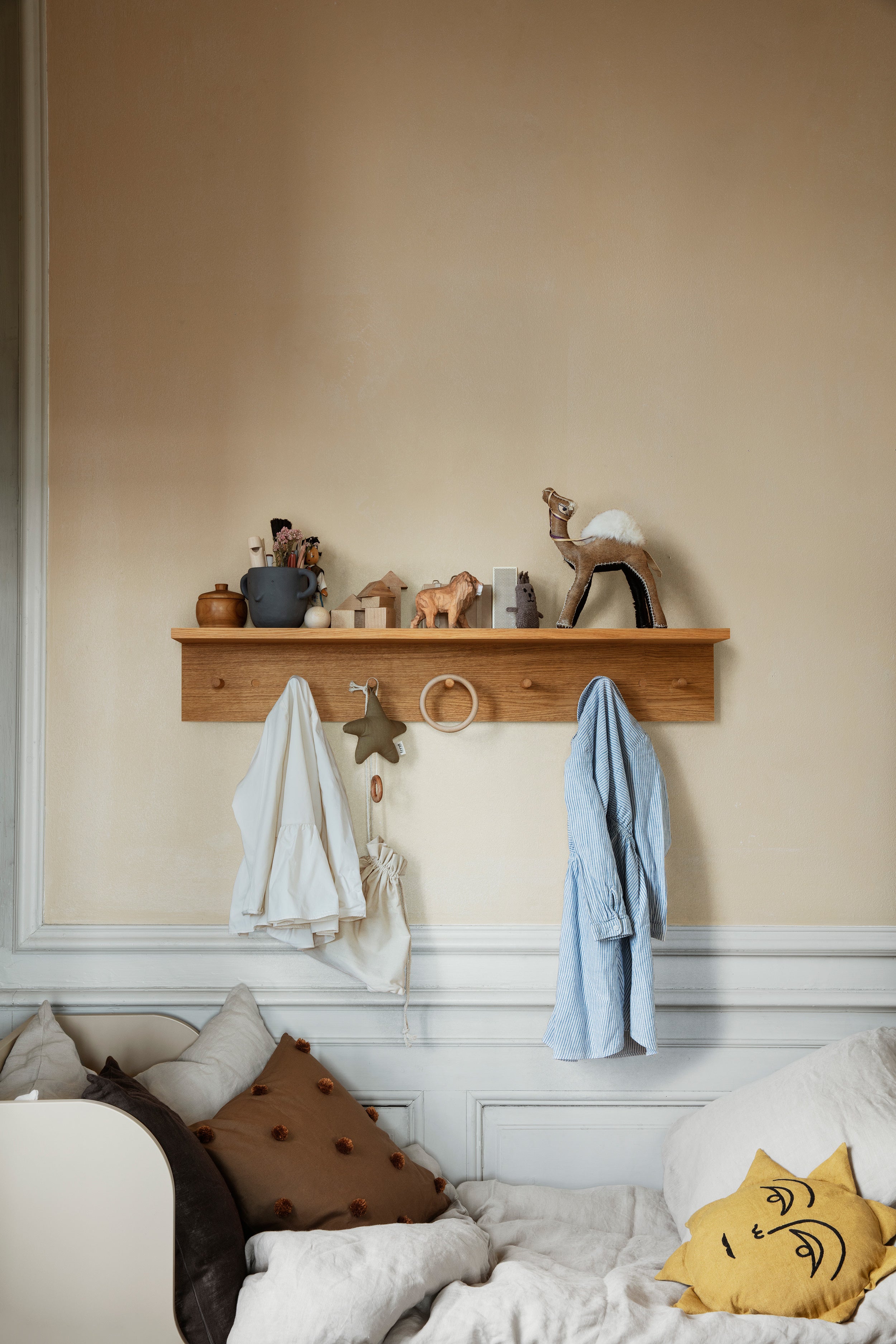 Kleiderbügel mit Ablage PLACE RACK geöltes Eichenfurnier