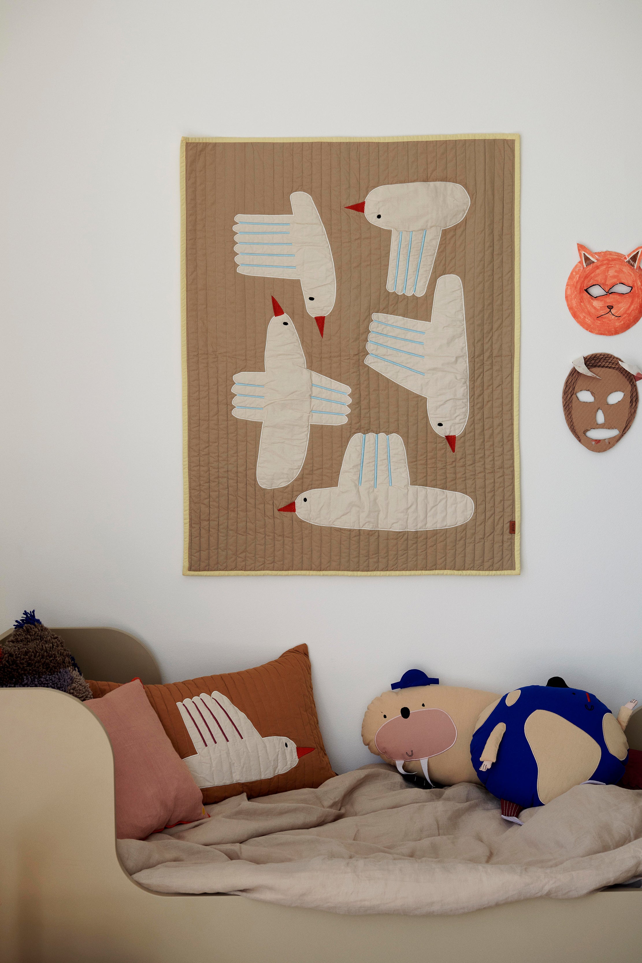 Gepolstertes Kissen BIRD QUILTED hellbraun mit Weiß