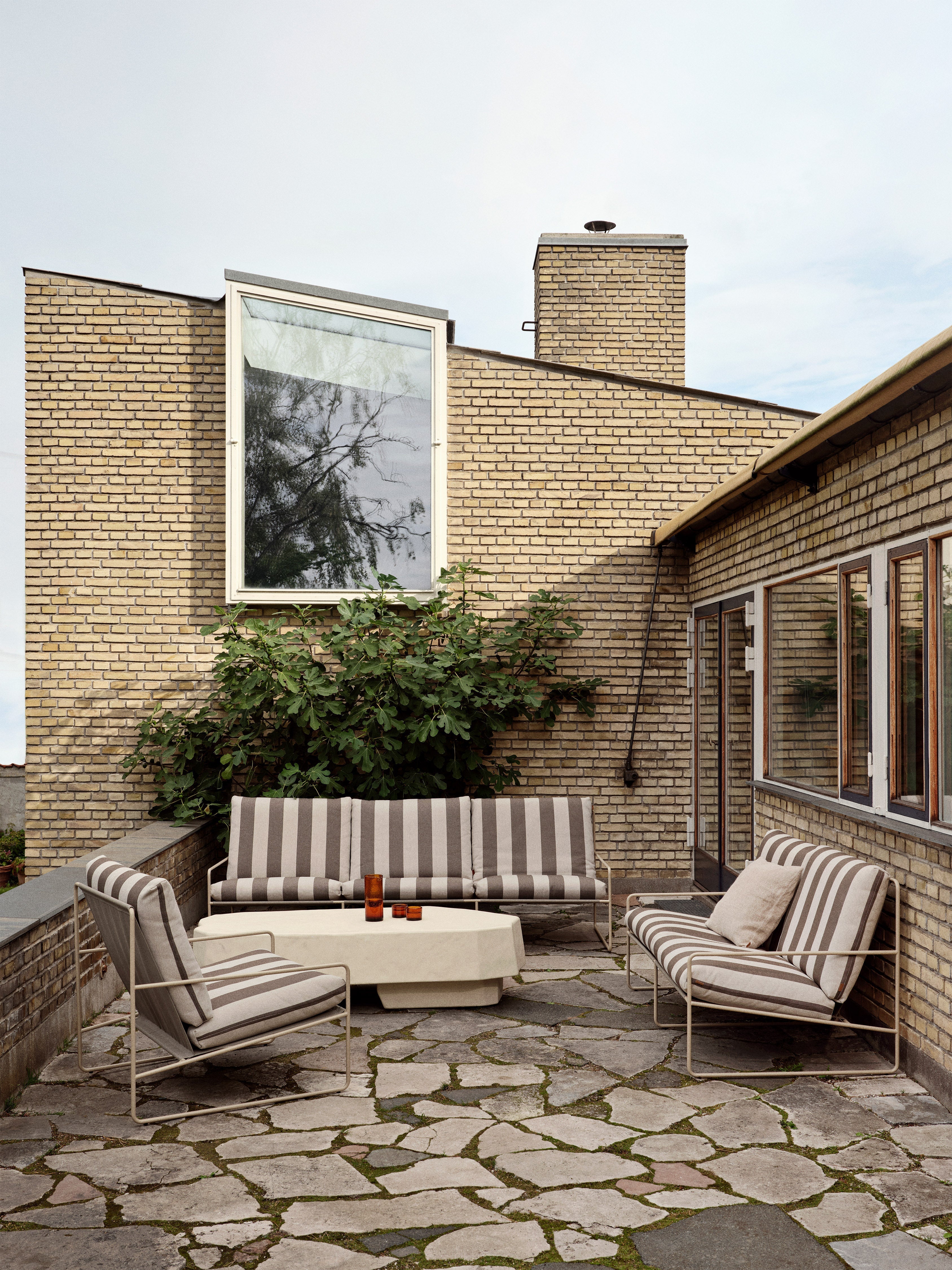 2-Personen-Sofa-Wüstencremebraun mit einer beige Basis