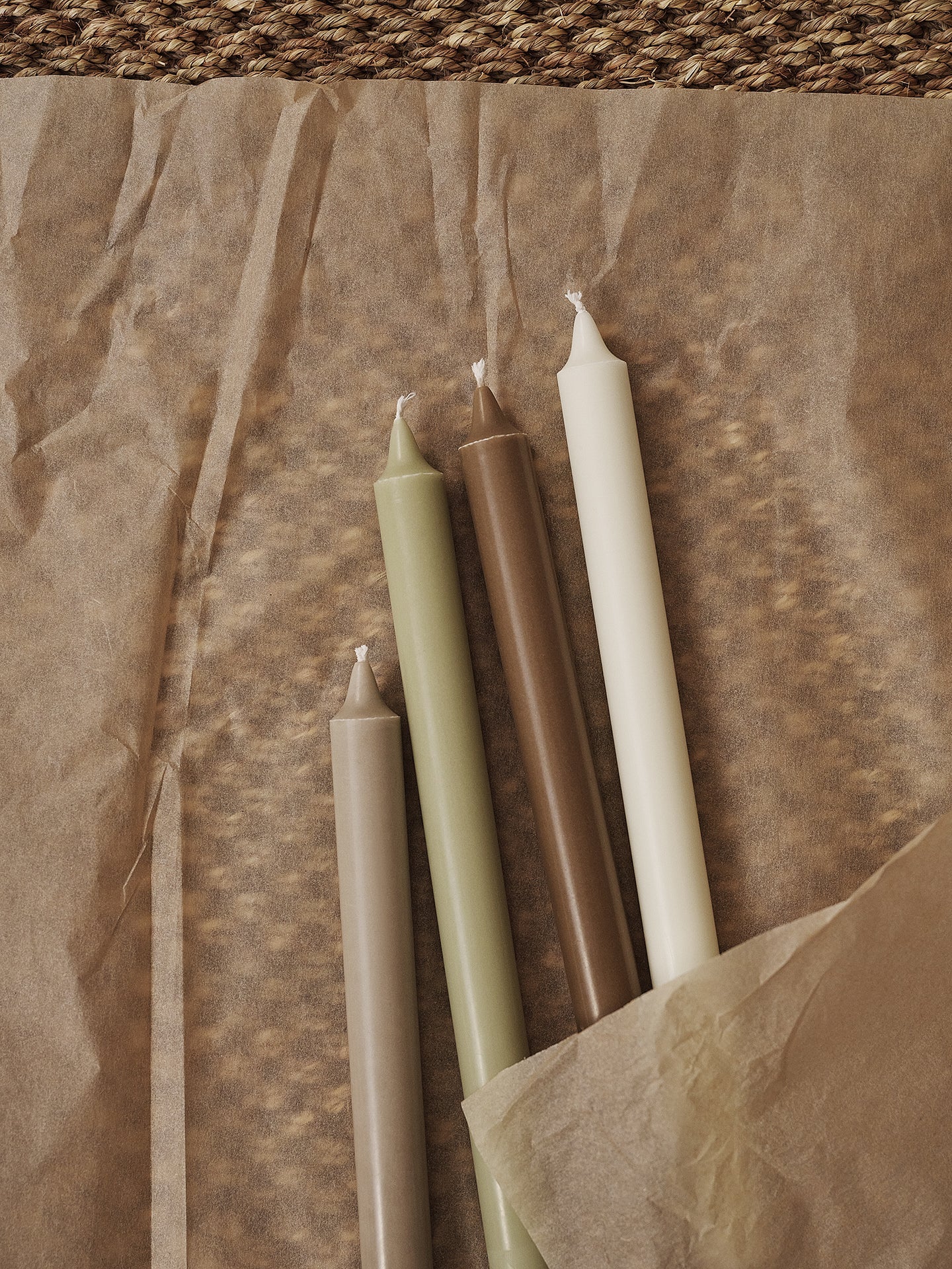 Eine Reihe von grünen Kerzen mit Beige