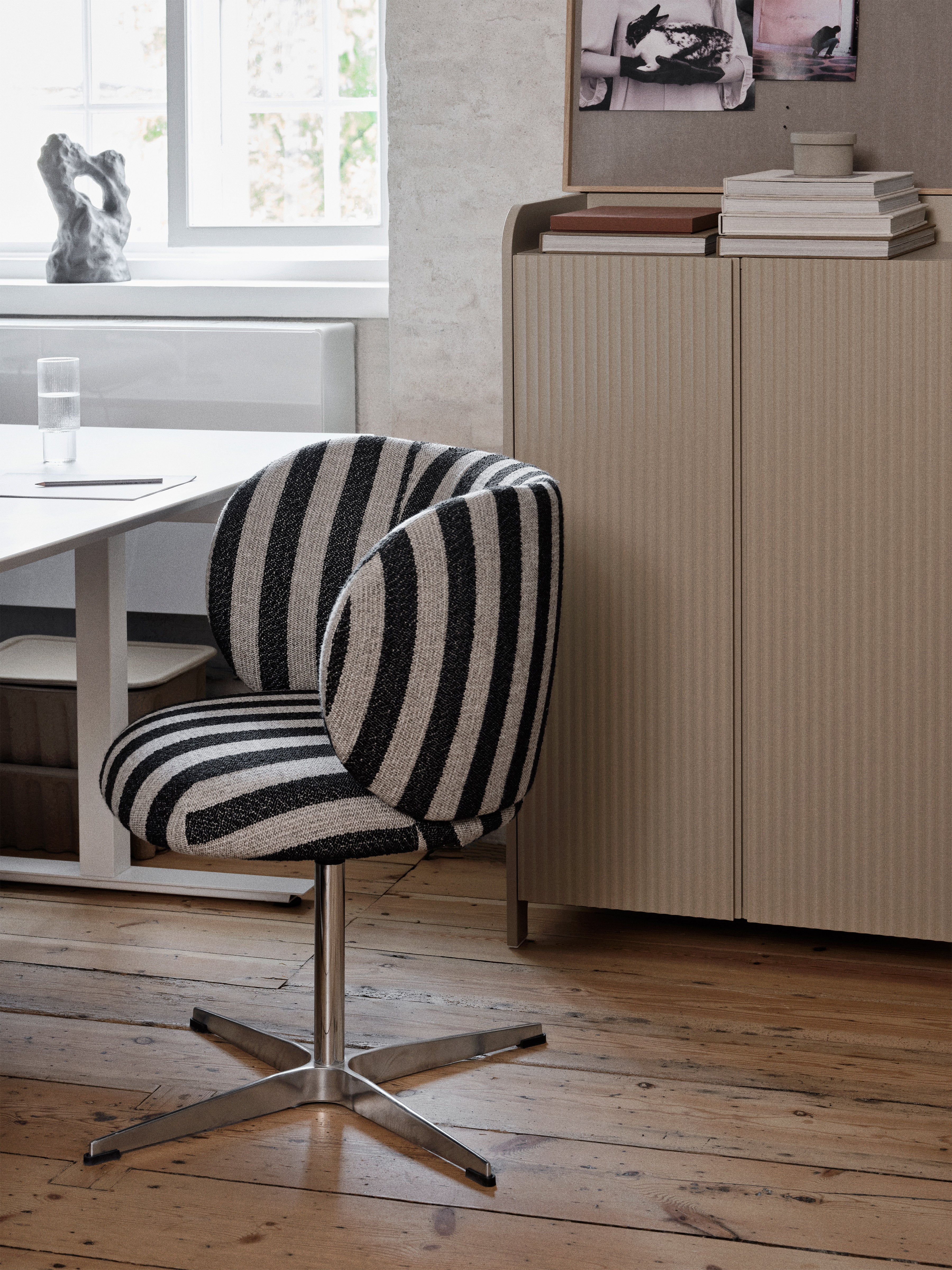 Rotationsstuhl mit Rico Louisiana Schwarz -Weiß -Armlehnen