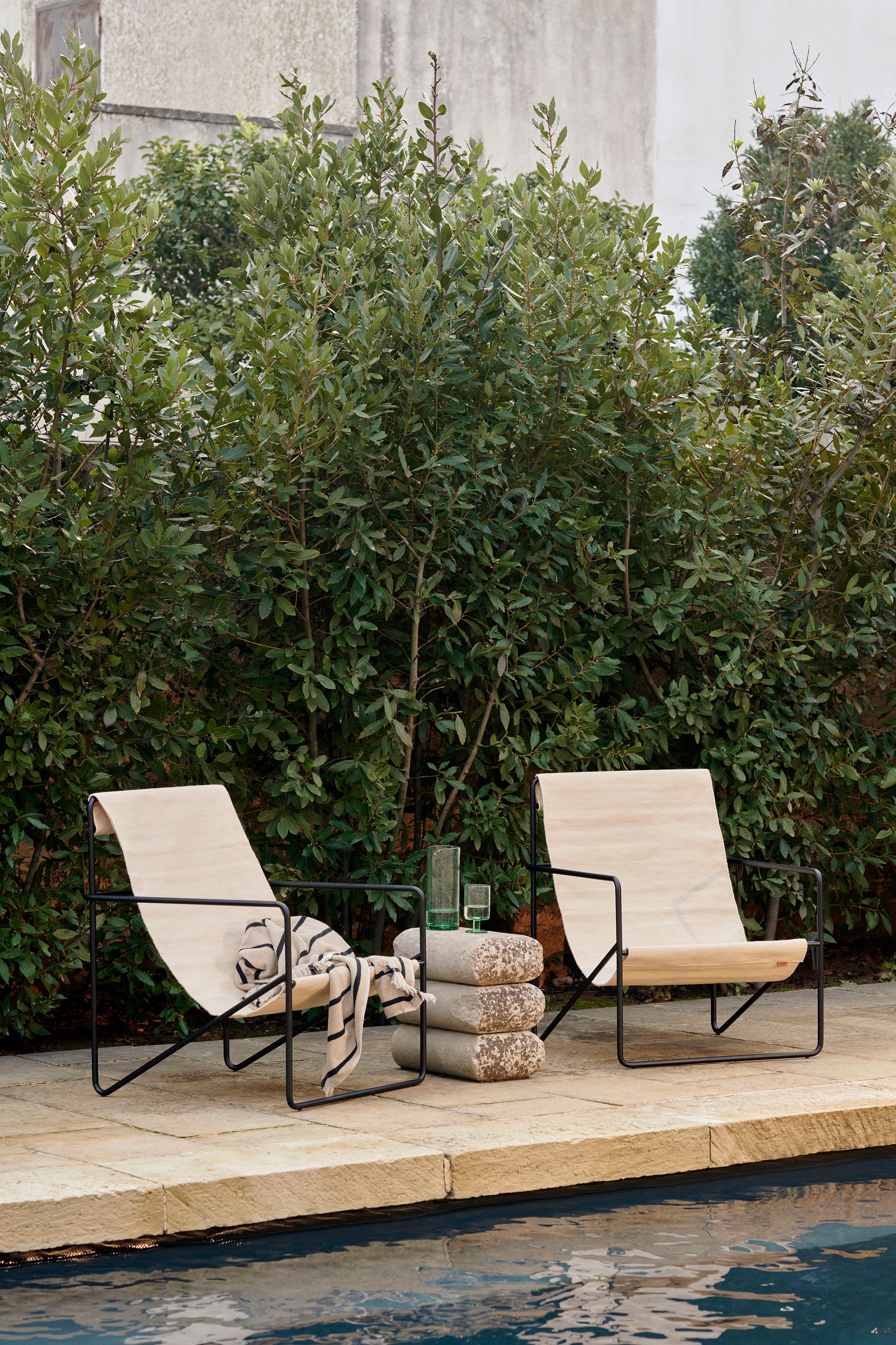 Wüste beige Gartensessel mit einer schwarzen Basis