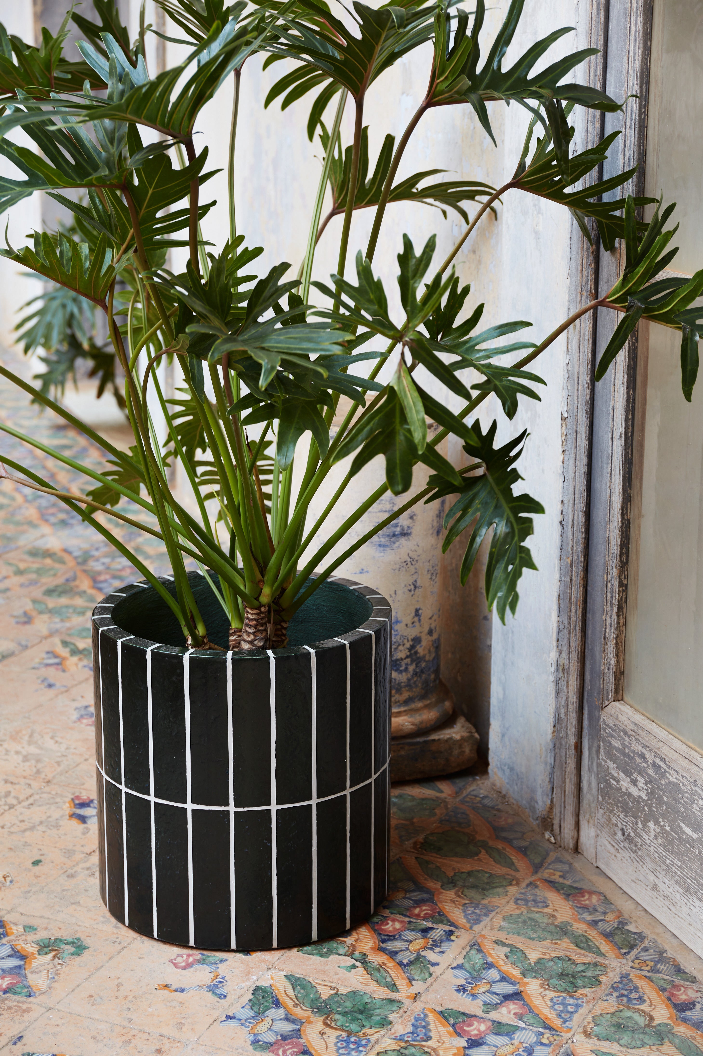 PILLAR PLANT POT dark green concrete with white