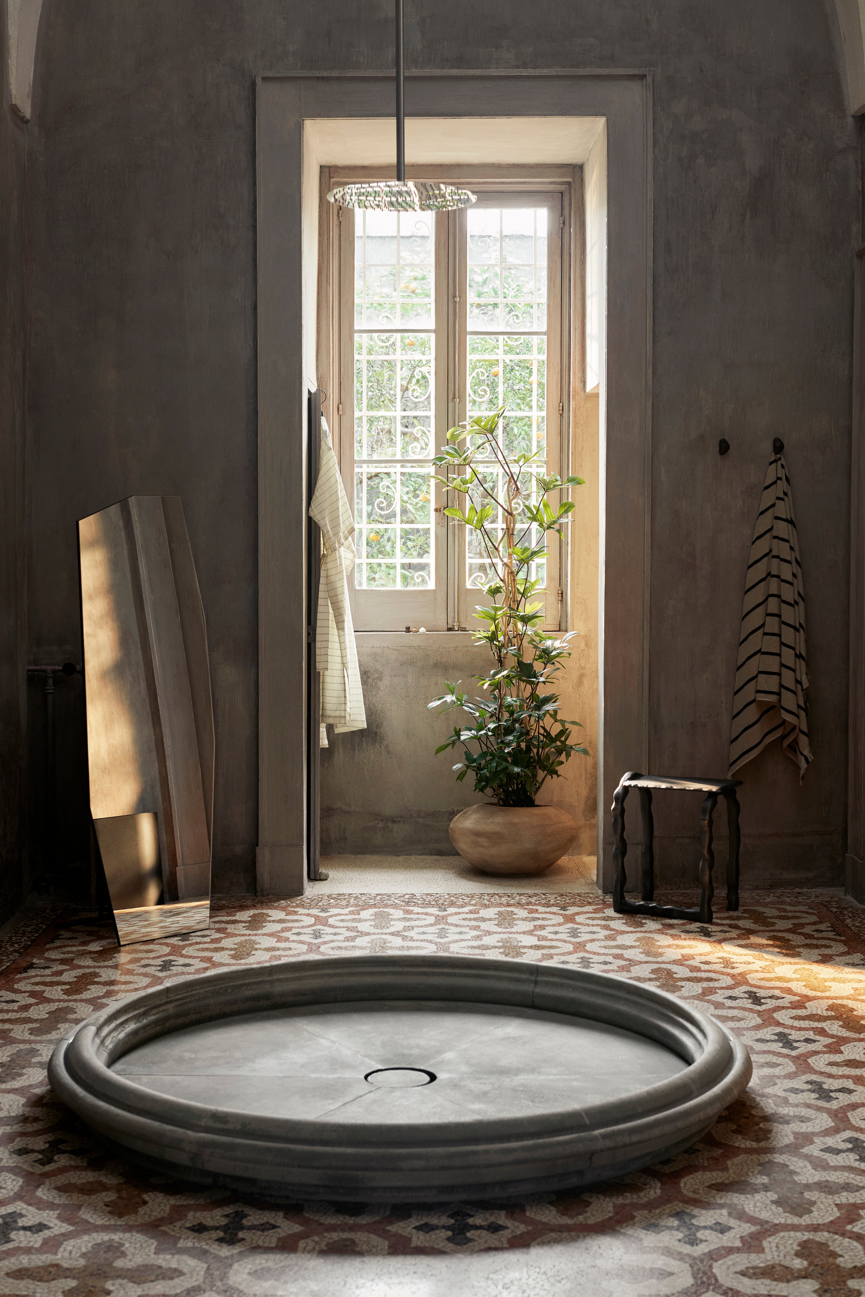 SHARD FREE STANDING Standspiegel schwarzer Rahmen